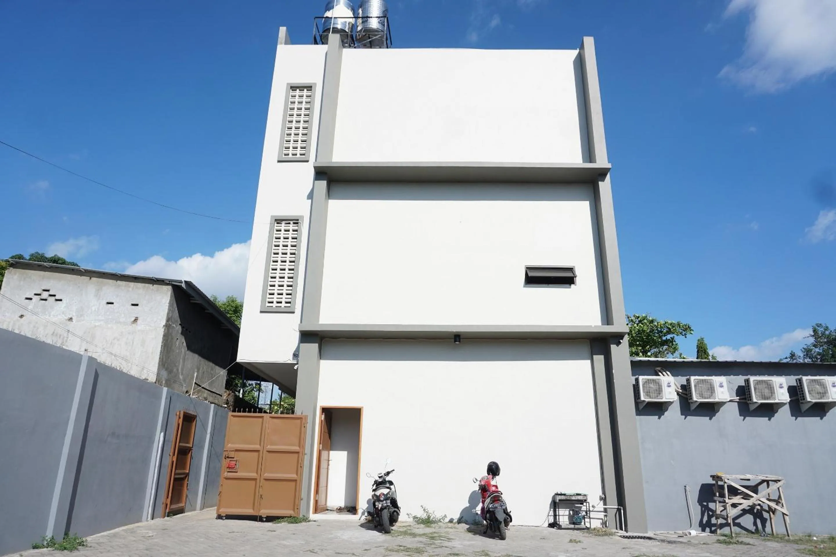 Facade/entrance in Hotel O Pondom Danu 77