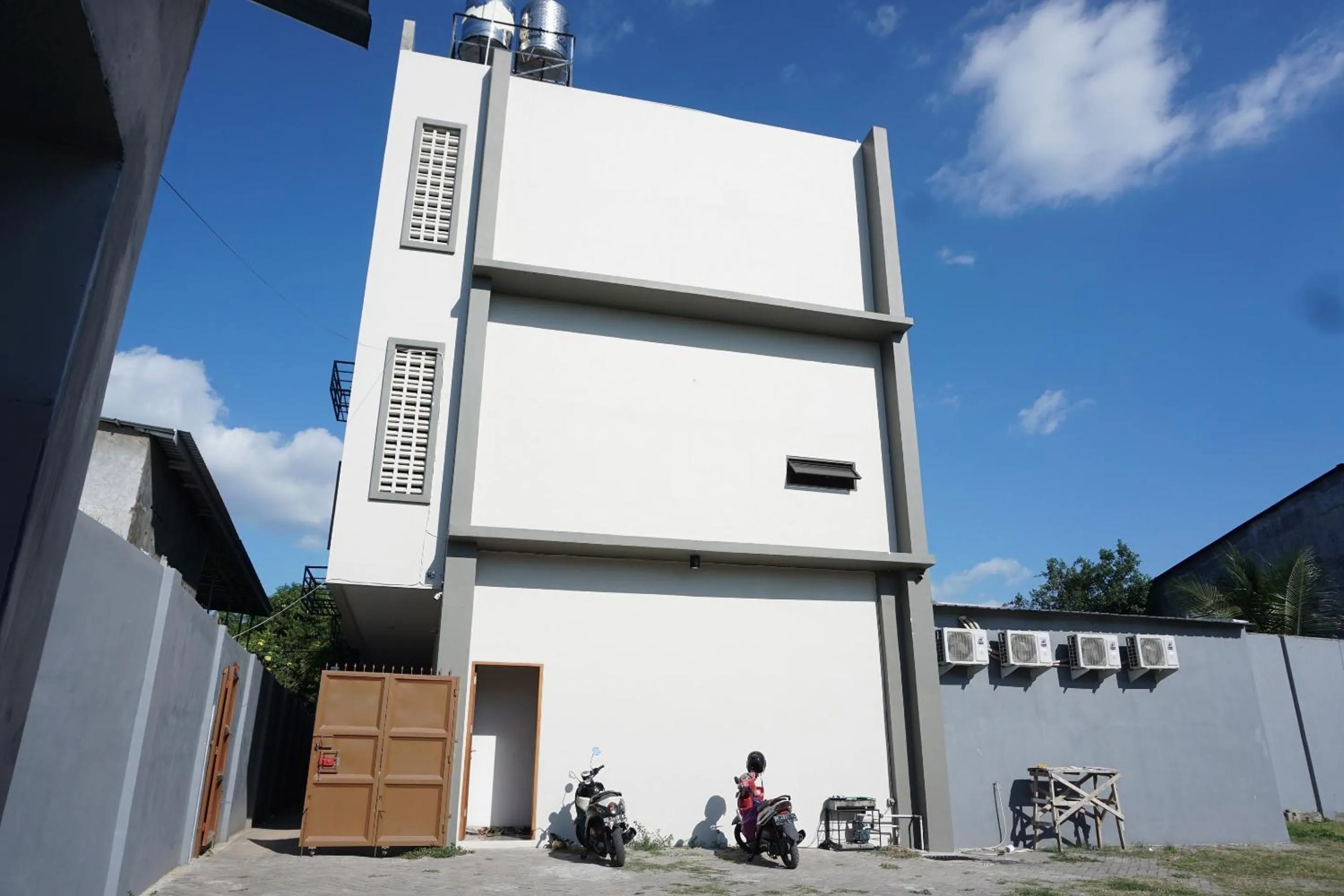 Facade/entrance in Hotel O Pondom Danu 77