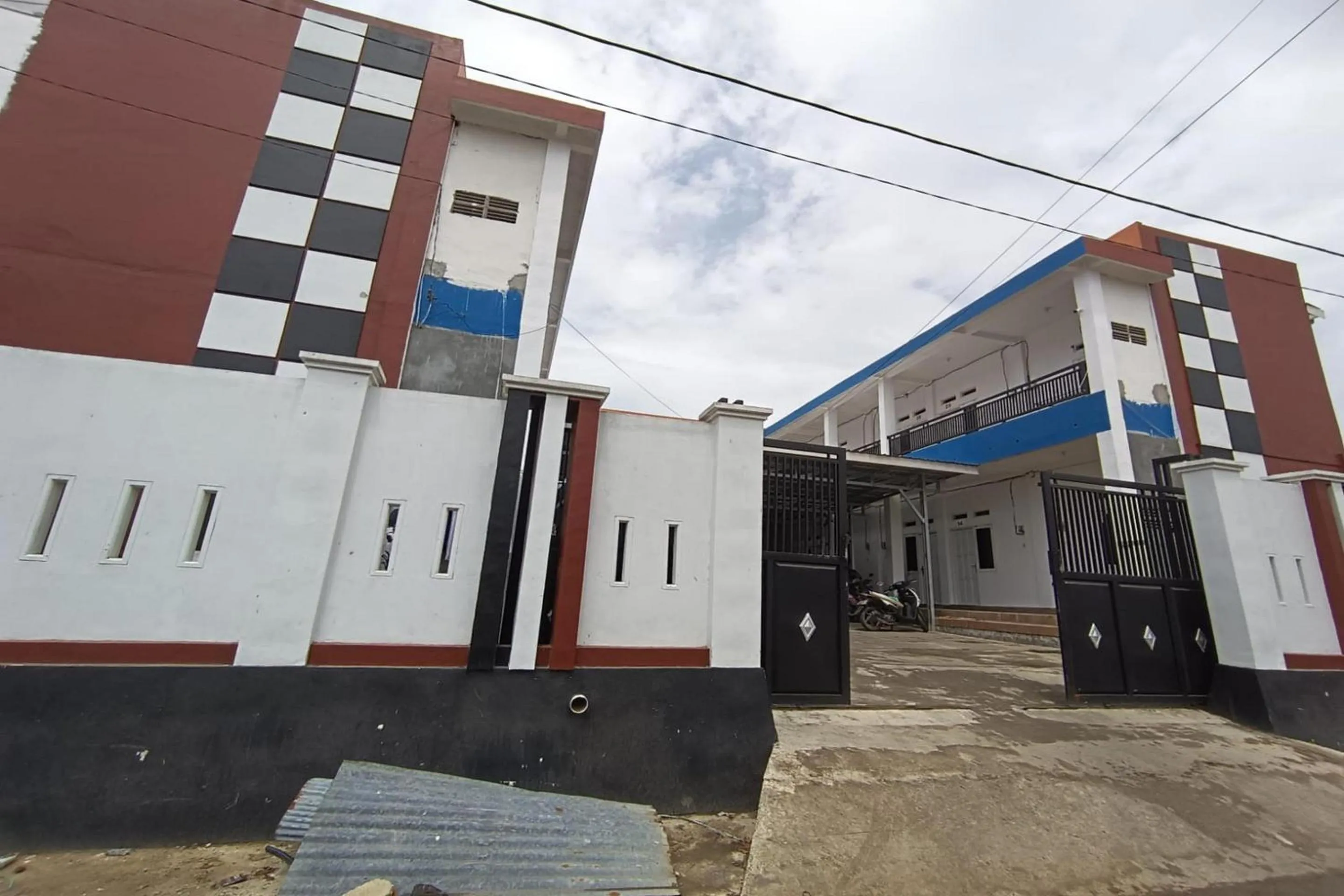 Facade/entrance in OYO 93774 Khaira Kos Dan PenginapanNearYani Heahlerr