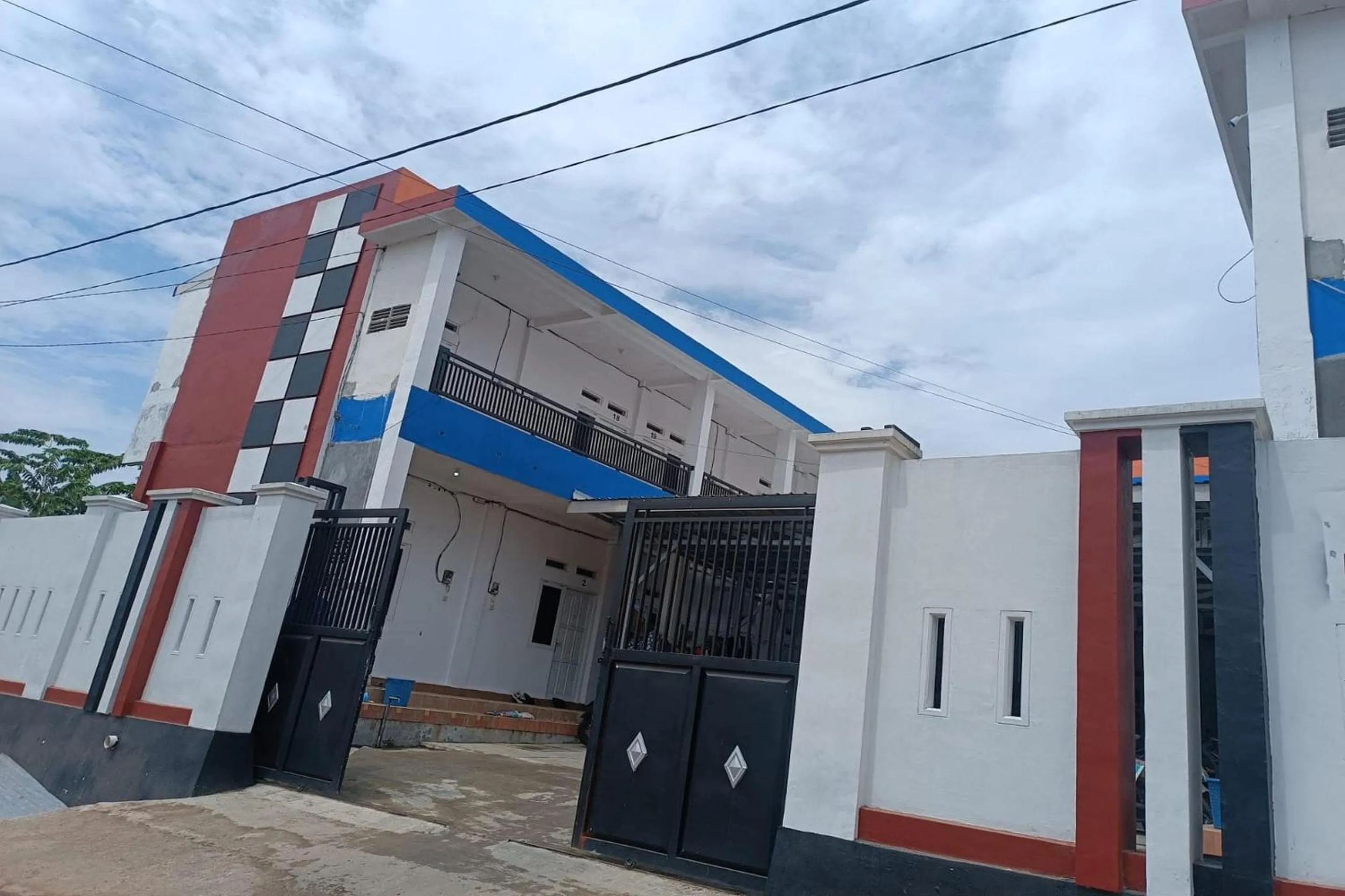 Facade/entrance in OYO 93774 Khaira Kos Dan PenginapanNearYani Heahlerr