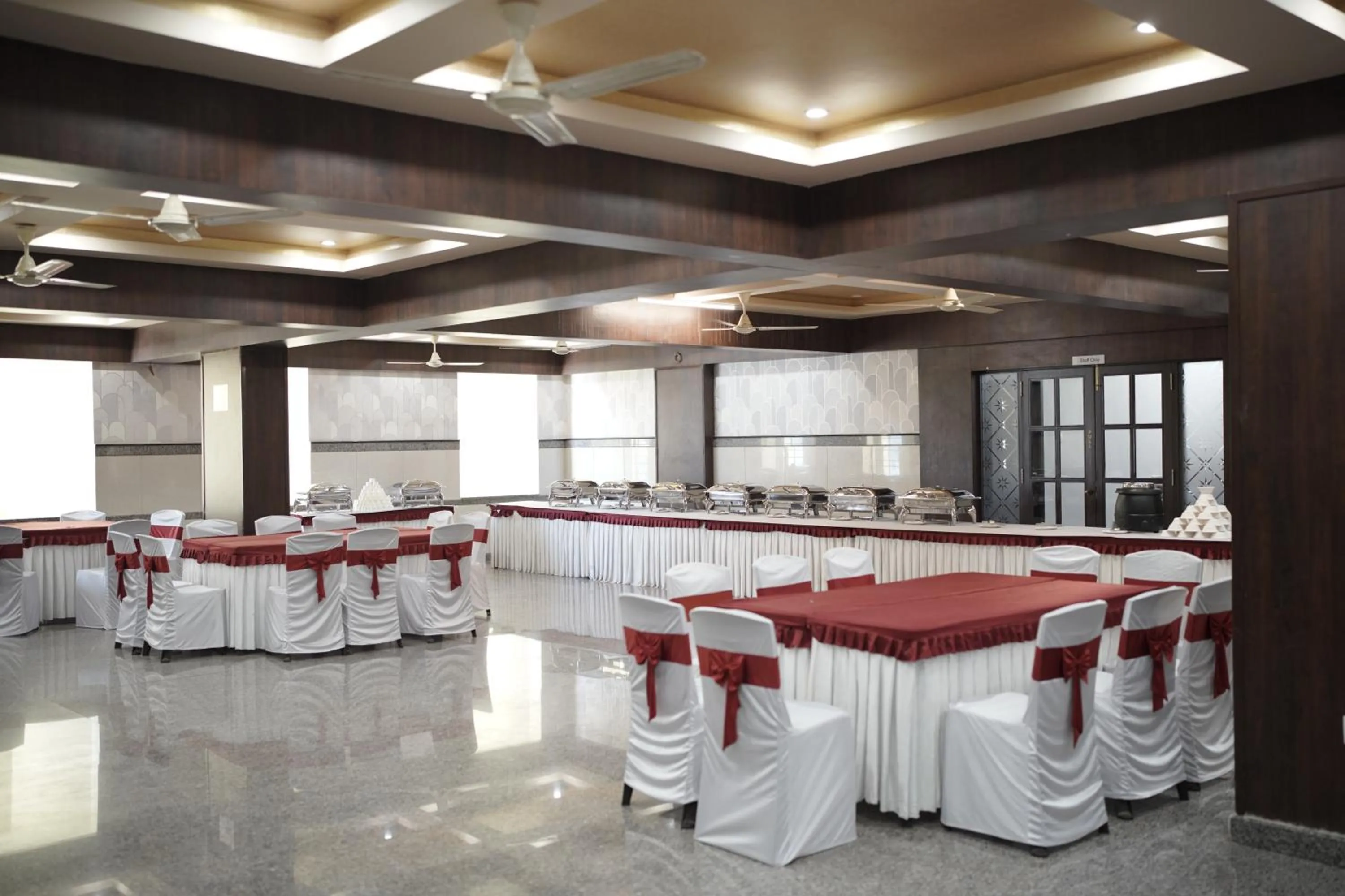 Meeting/conference room in Hotel Vista Suites, Bangalore