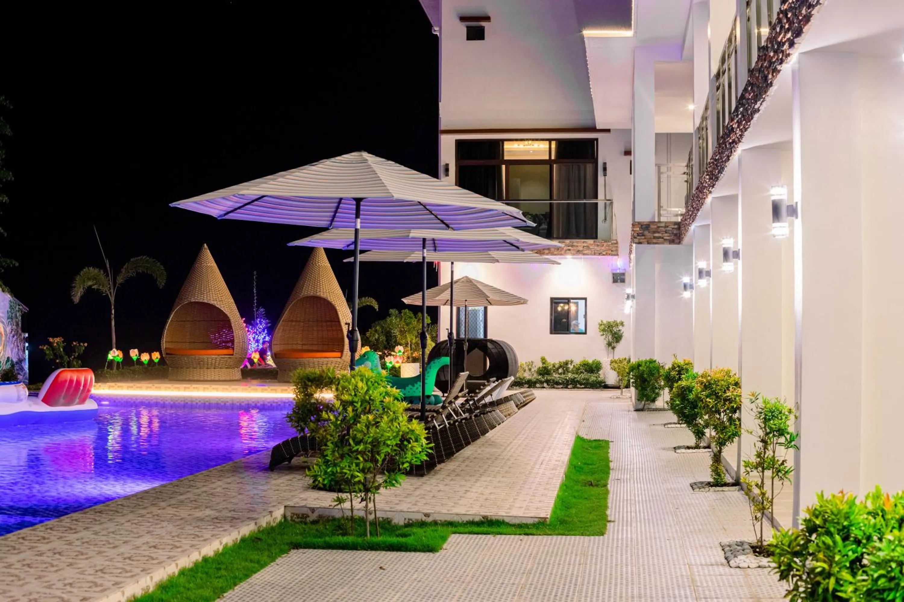 Property building in Sonrisa Resort De Playa by Hiverooms