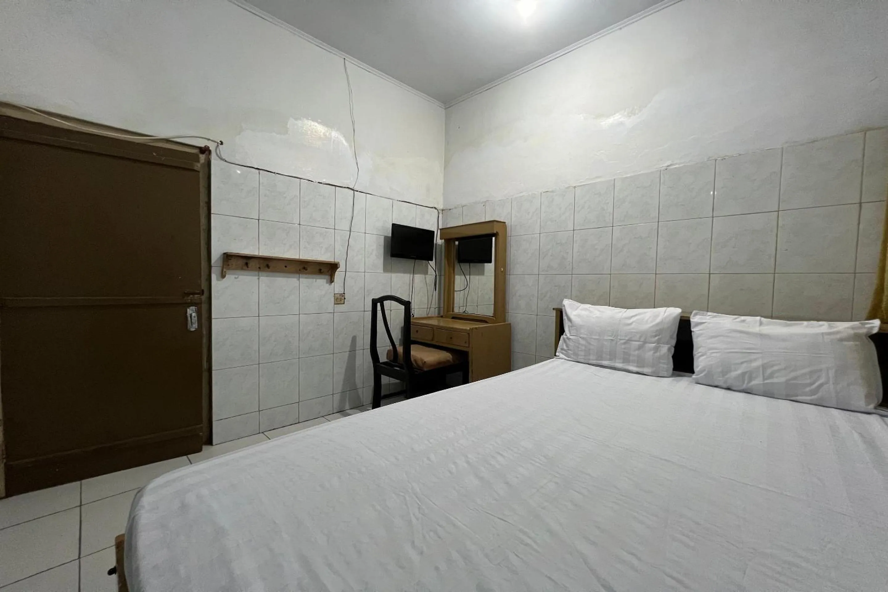 Bedroom, Bed in Hotel O Guest House Akbarrinna