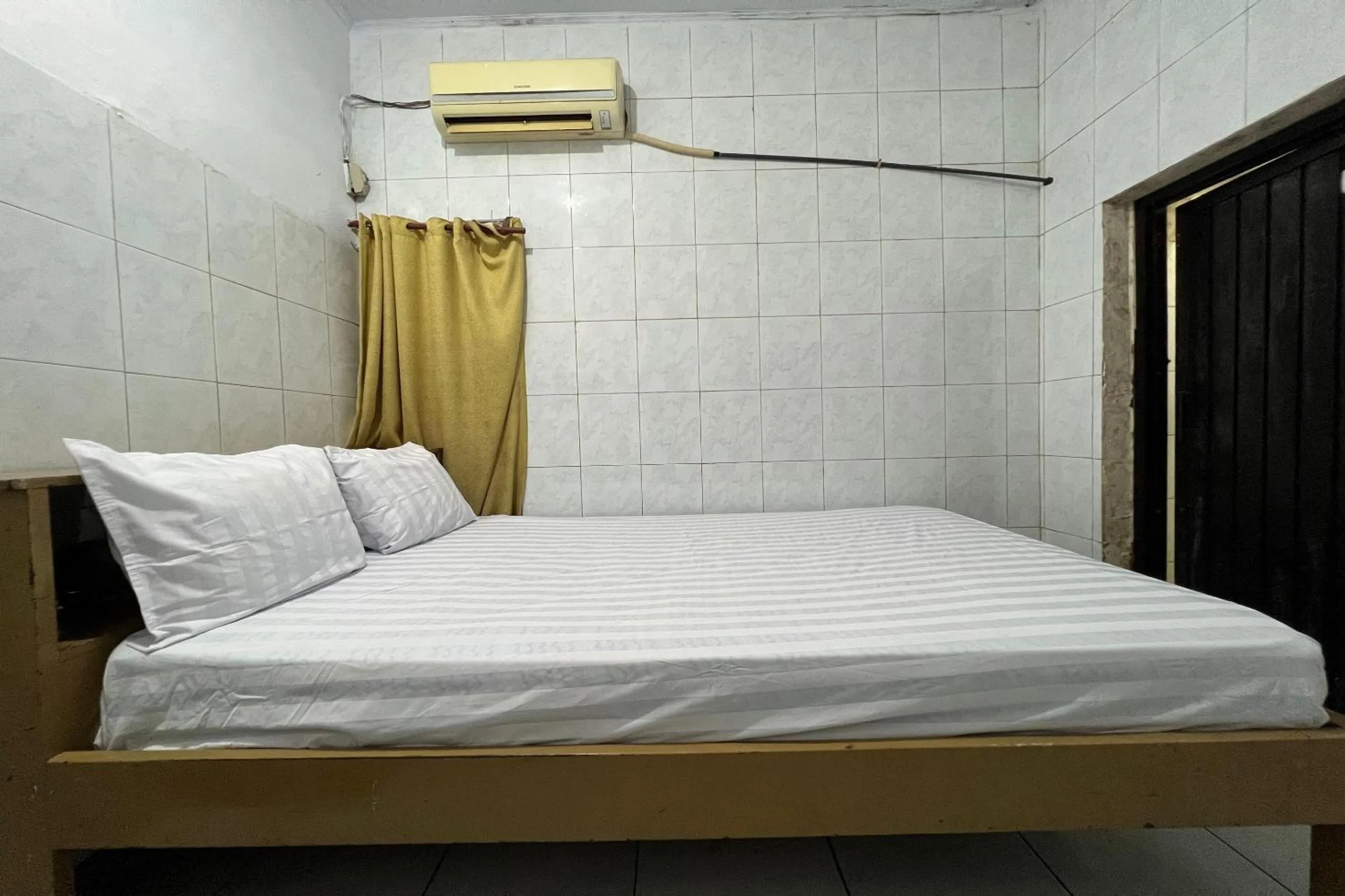 Bedroom, Bed in Hotel O Guest House Akbarrinna