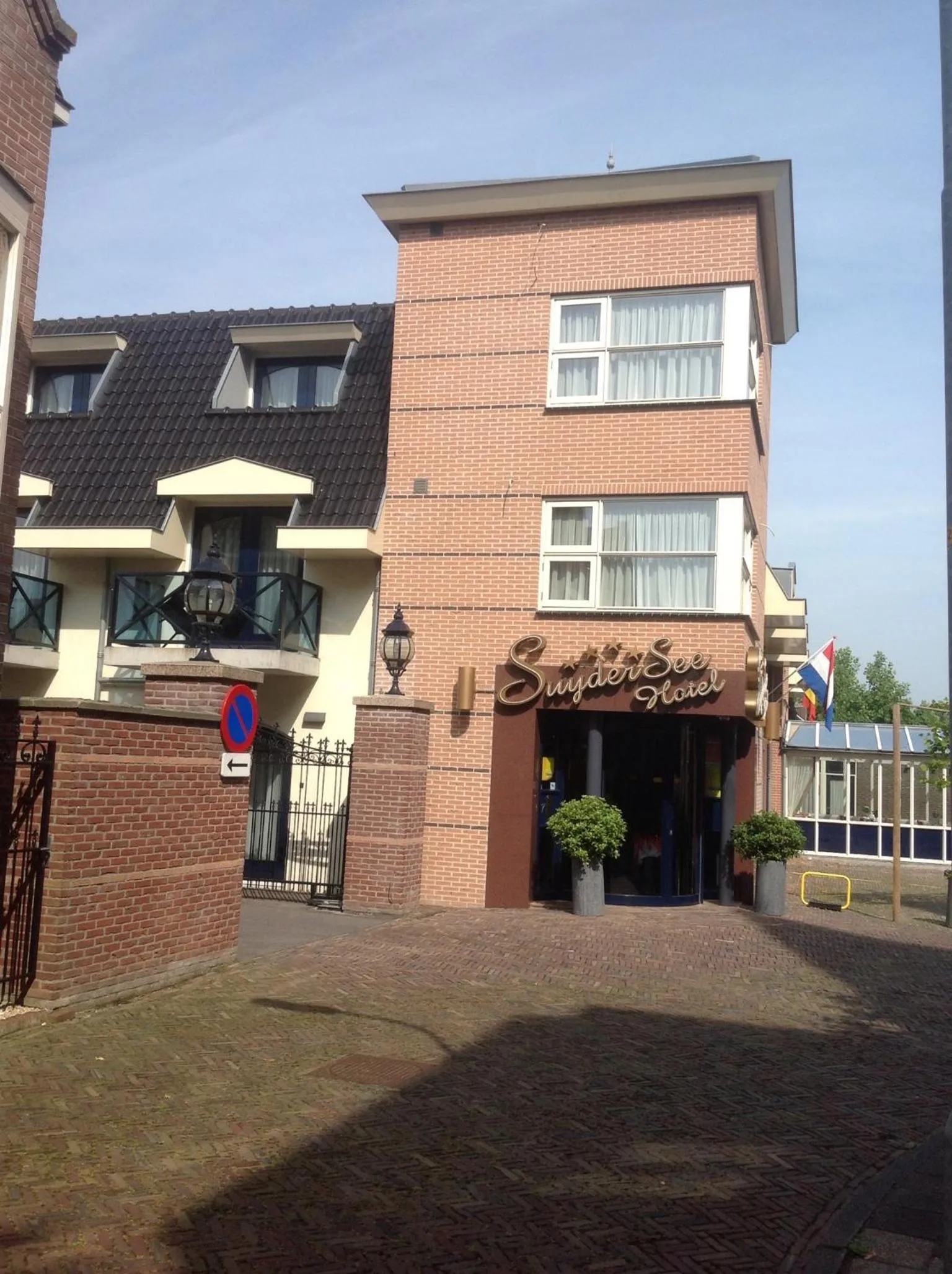 Facade/entrance in SuyderSee Hotel