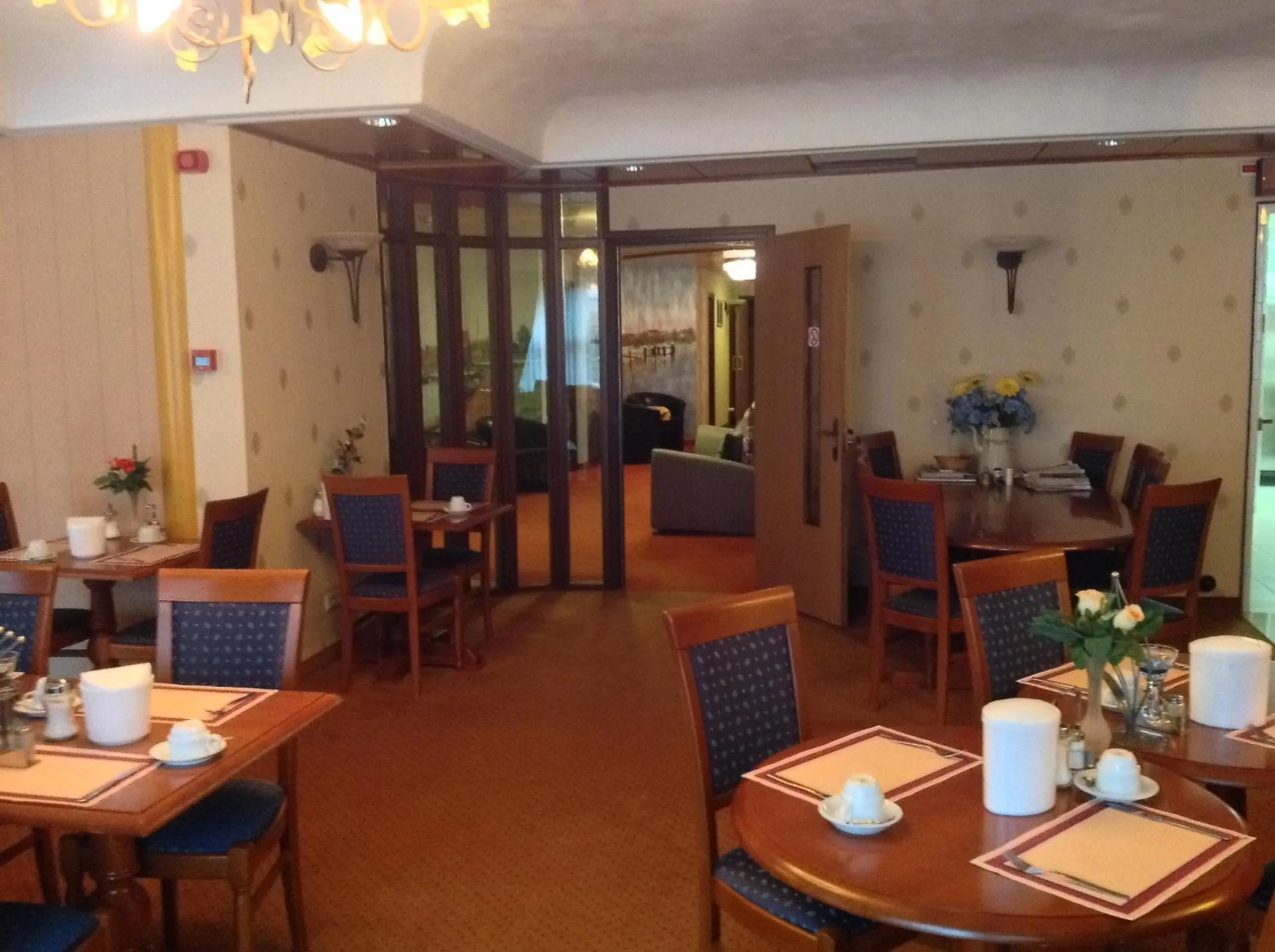Restaurant/places to eat in SuyderSee Hotel