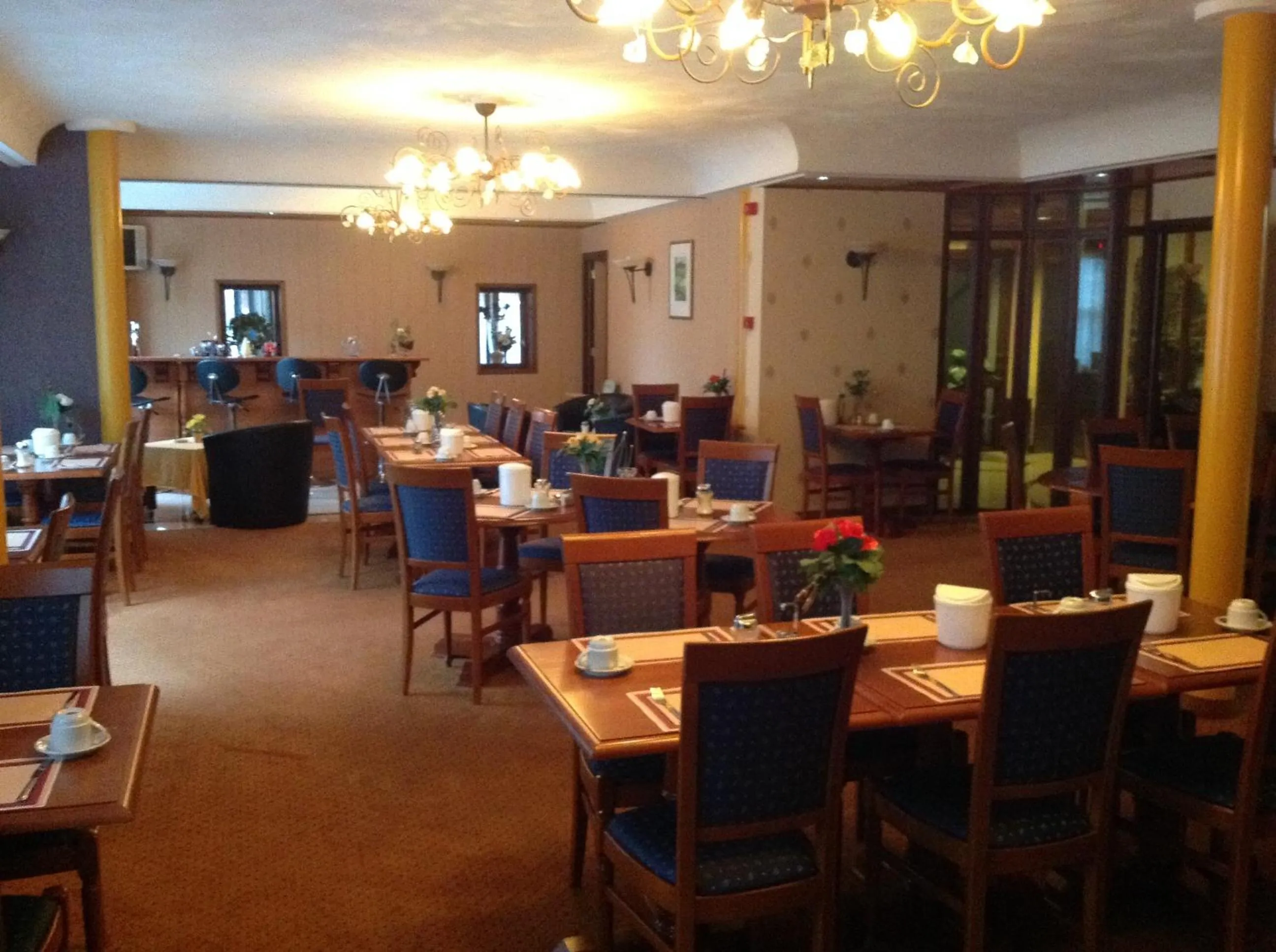 Restaurant/places to eat in SuyderSee Hotel