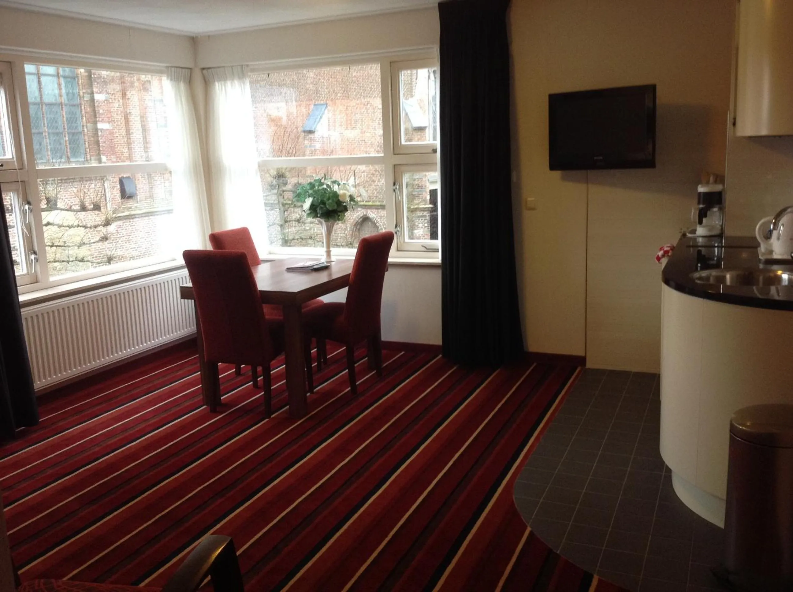 Living room in SuyderSee Hotel