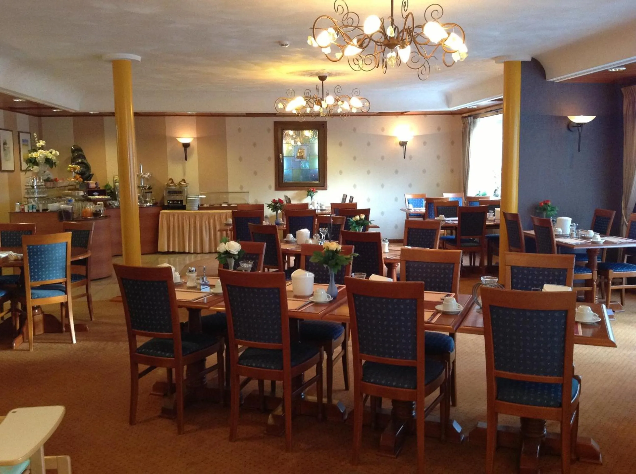 Restaurant/places to eat in SuyderSee Hotel