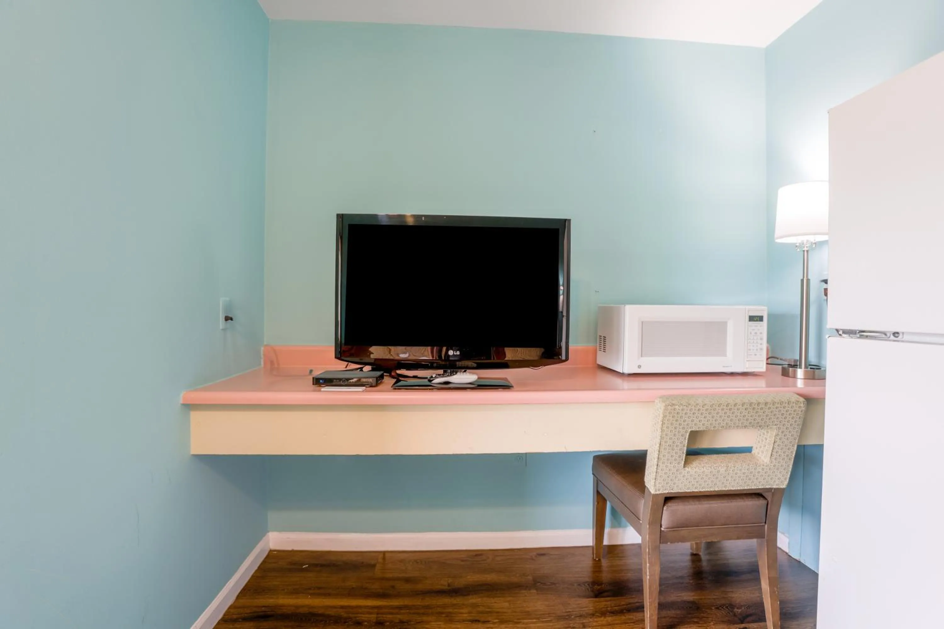 TV and multimedia in Relax Inn By OYO Natural Bridge I-81