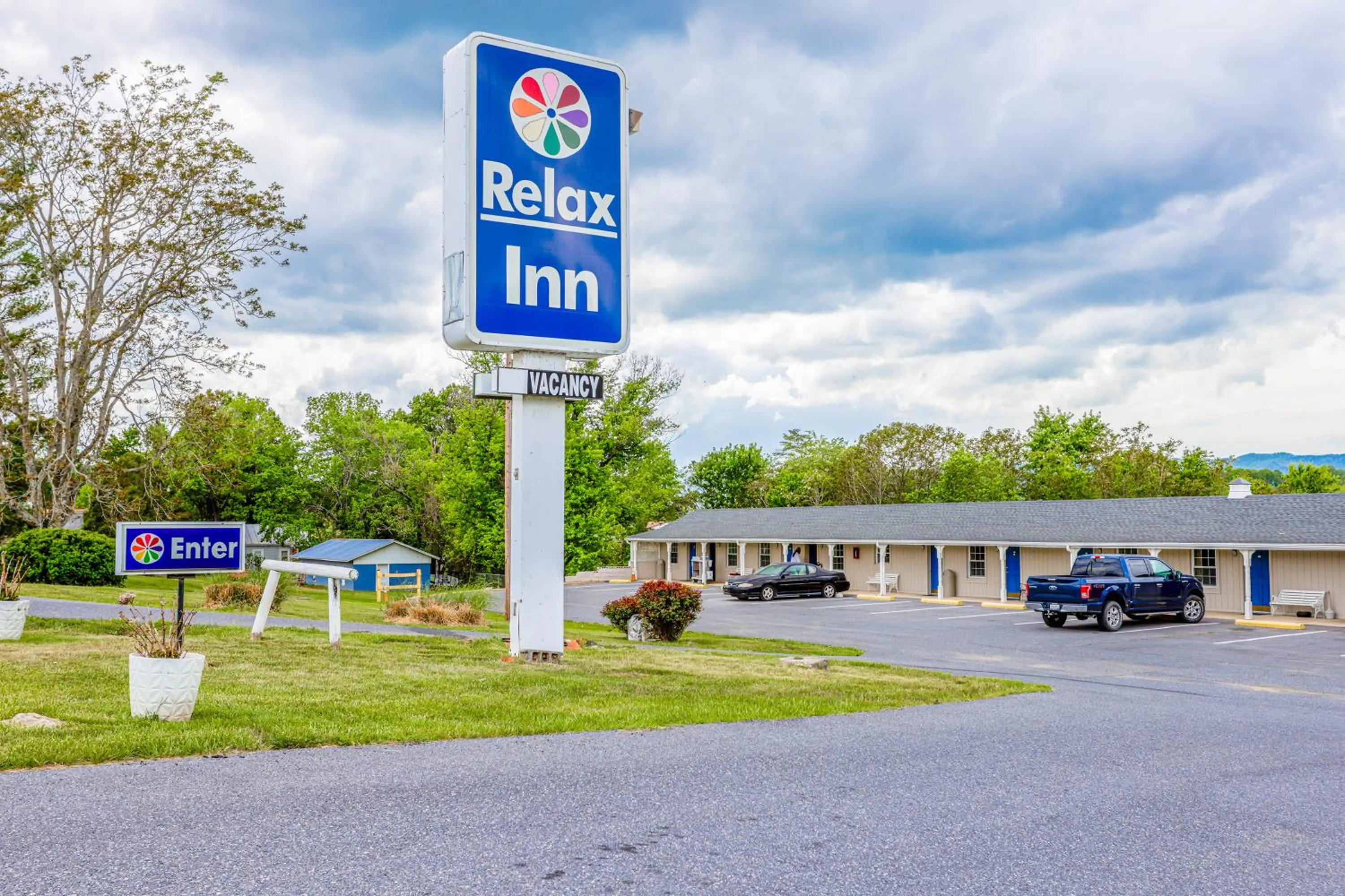 Facade/entrance in Relax Inn By OYO Natural Bridge I-81