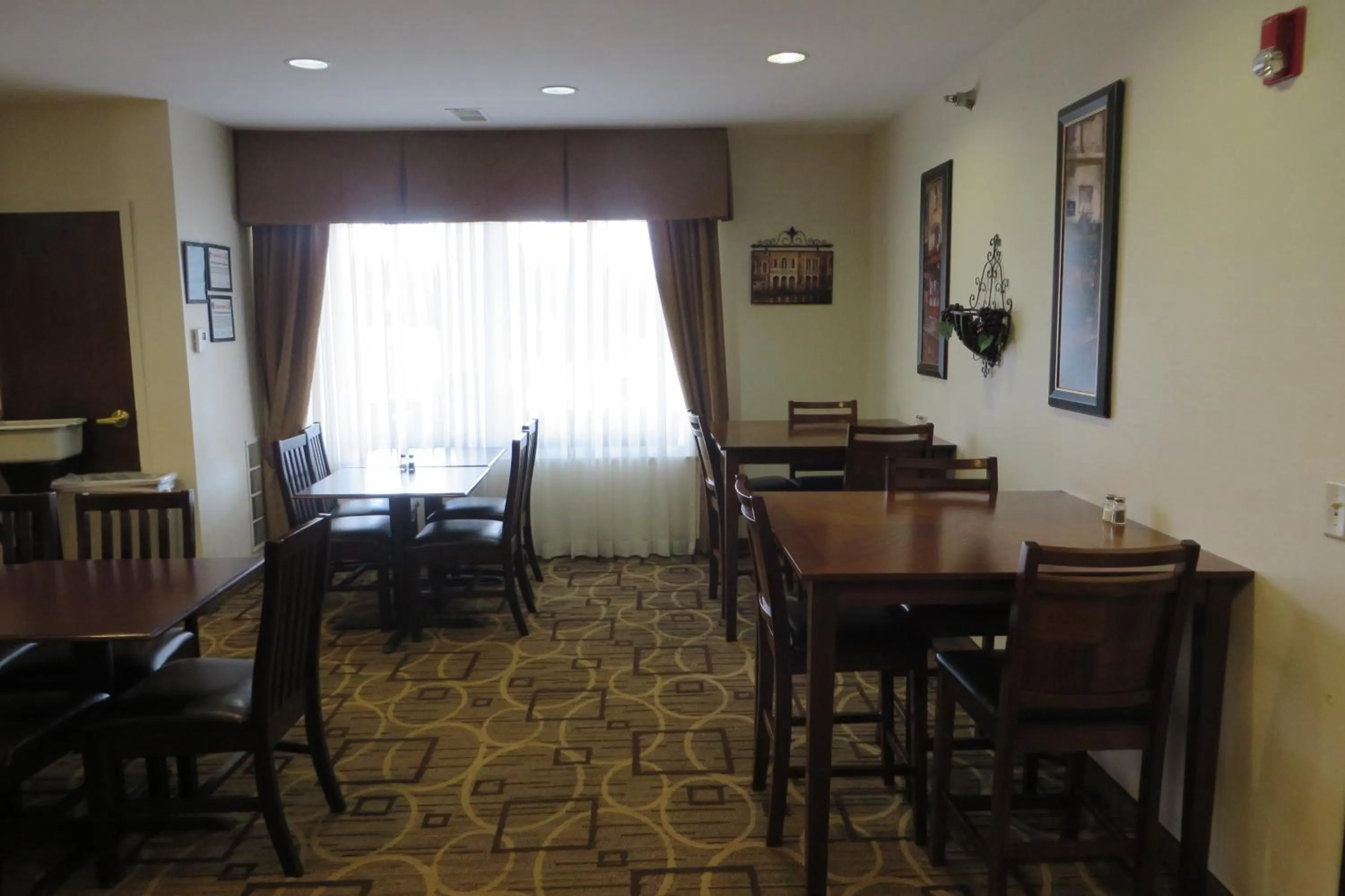 Restaurant/places to eat in Hawthorn Extended Stay by Wyndham Seville