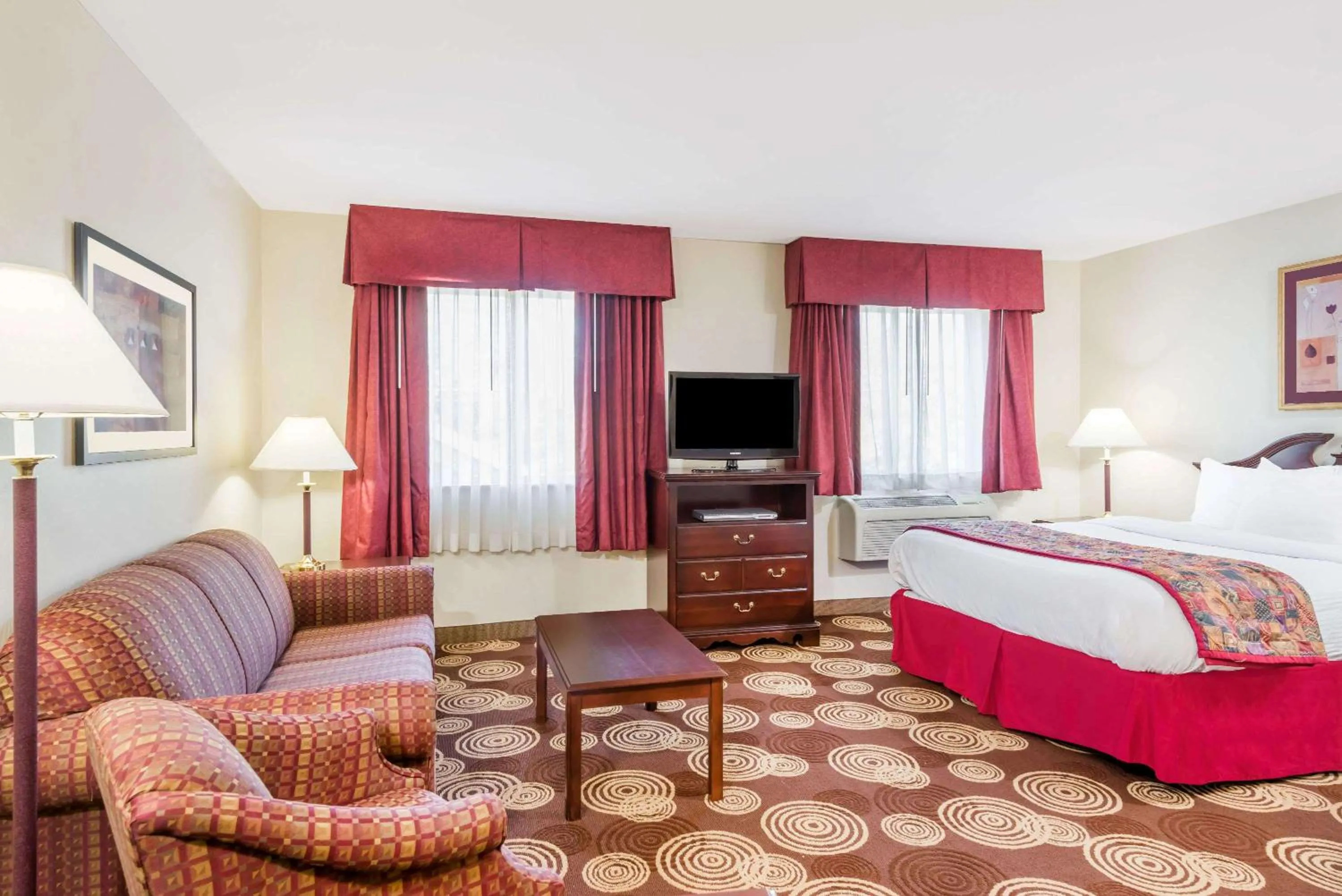 Photo of the whole room, Bed in Hawthorn Extended Stay by Wyndham Seville