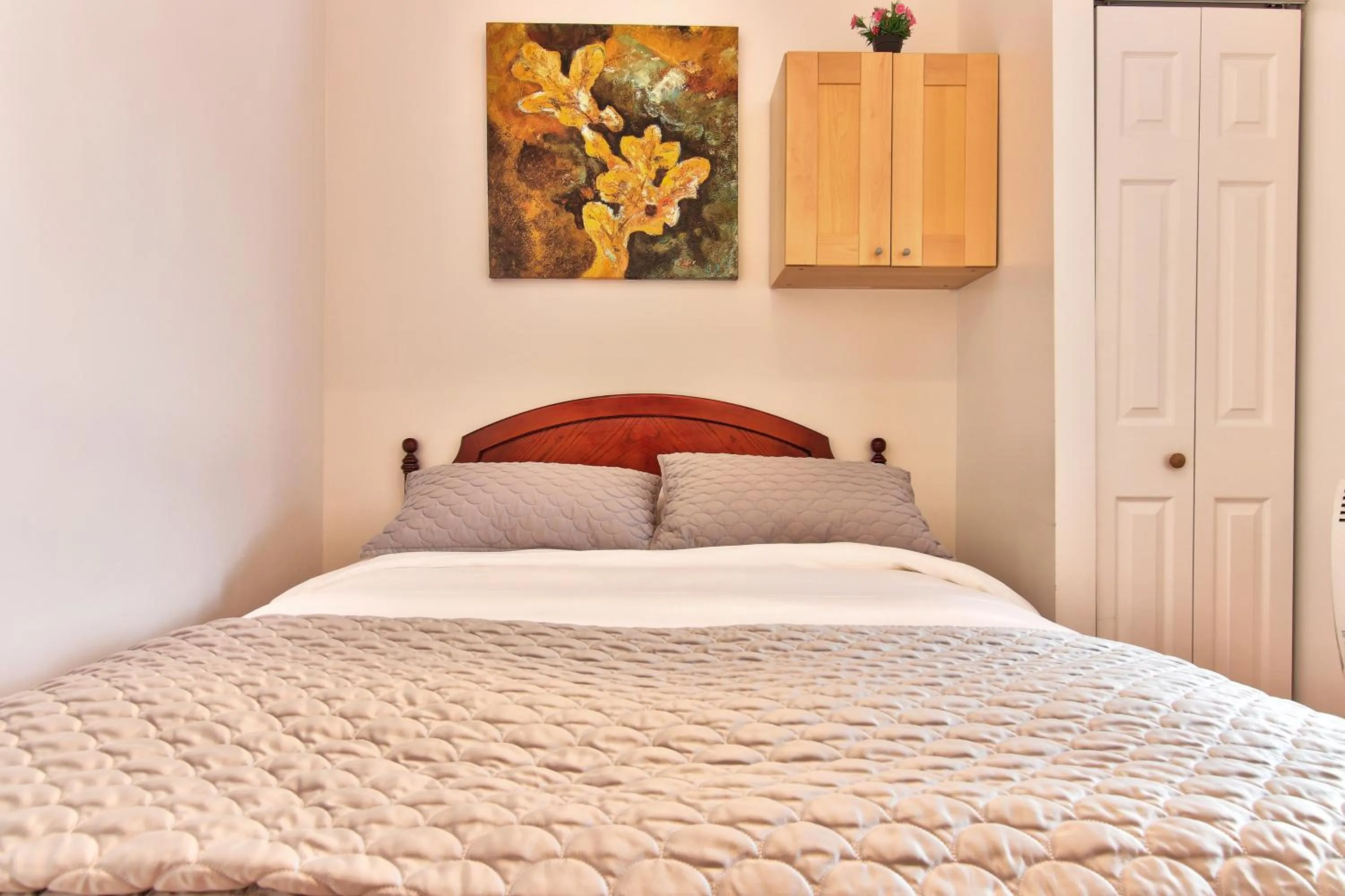 Bed in Apartment et Studio montreal