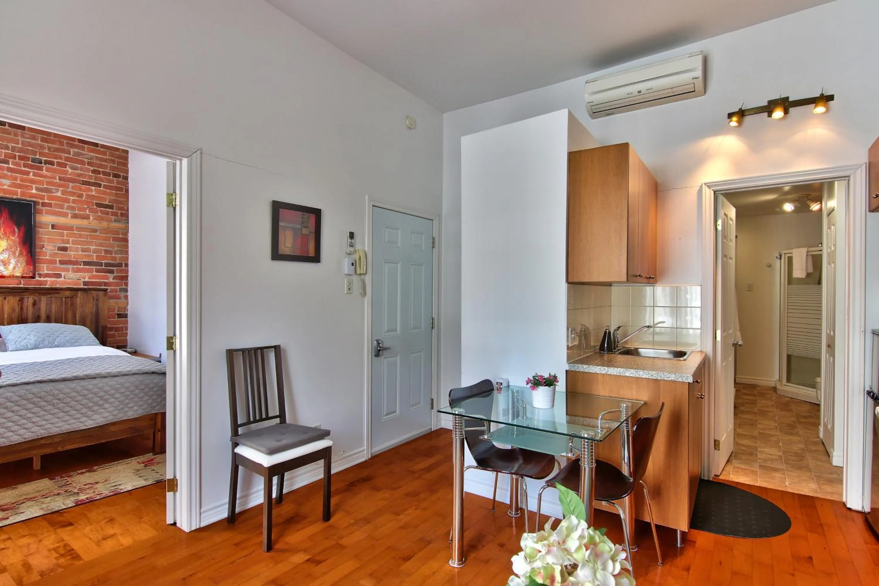 Bed in Apartment et Studio montreal