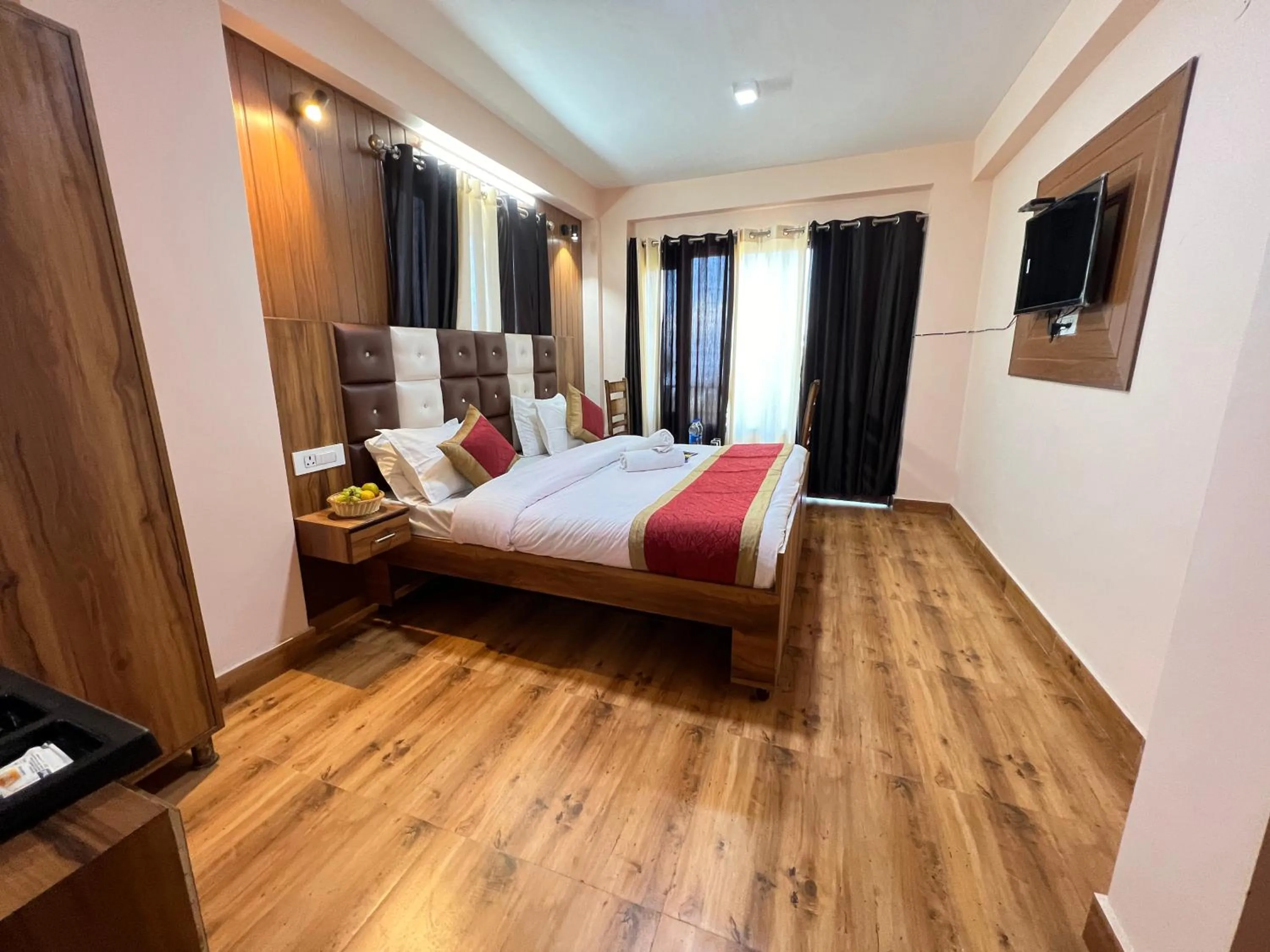 Photo of the whole room, Bed in Canadian Cottage Dalhousie