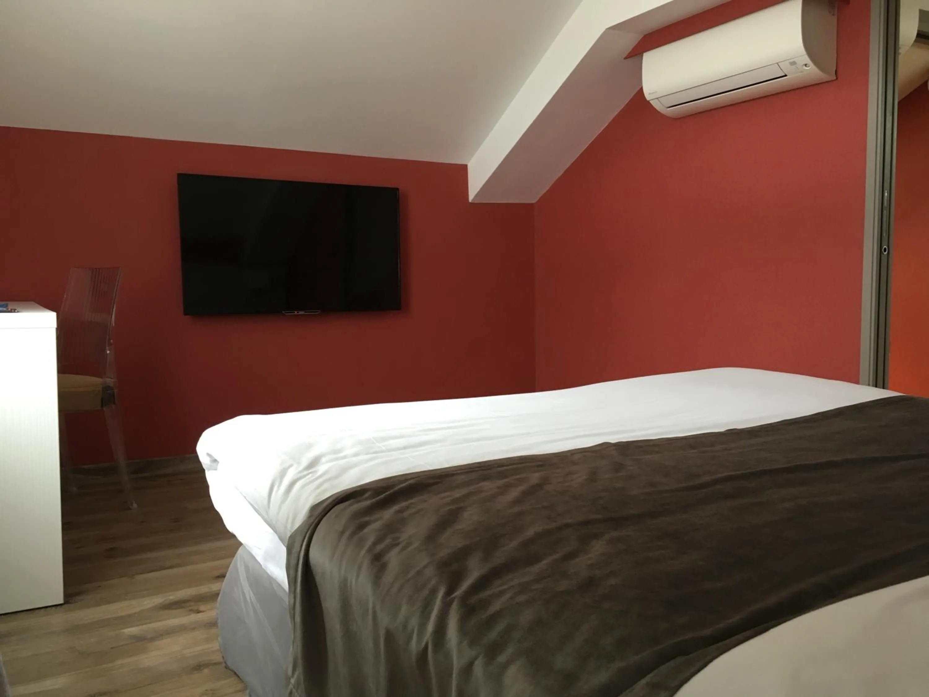 Photo of the whole room, Bed in Hôtel de la Paix