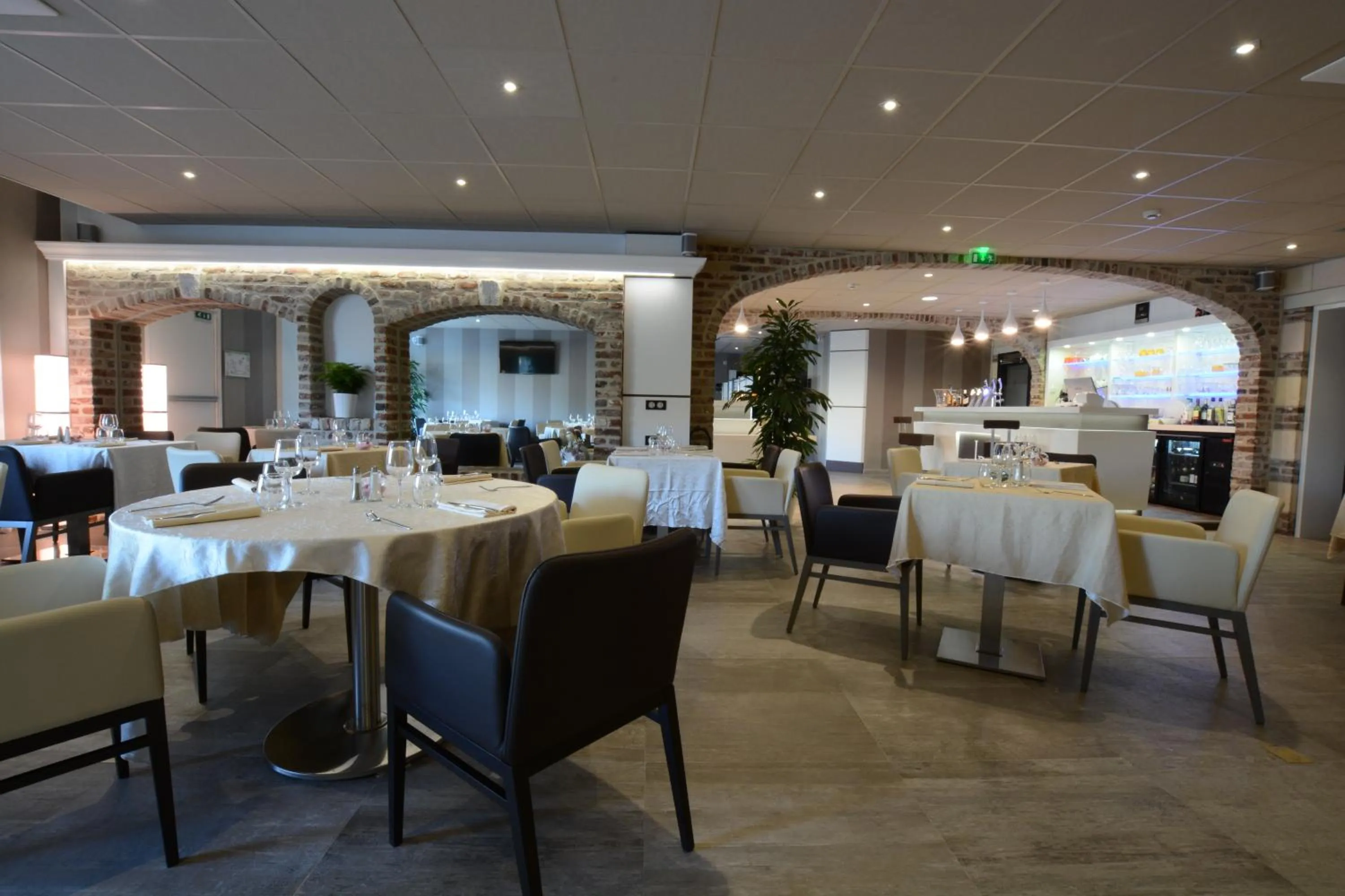 Restaurant/places to eat in Hôtel de la Paix