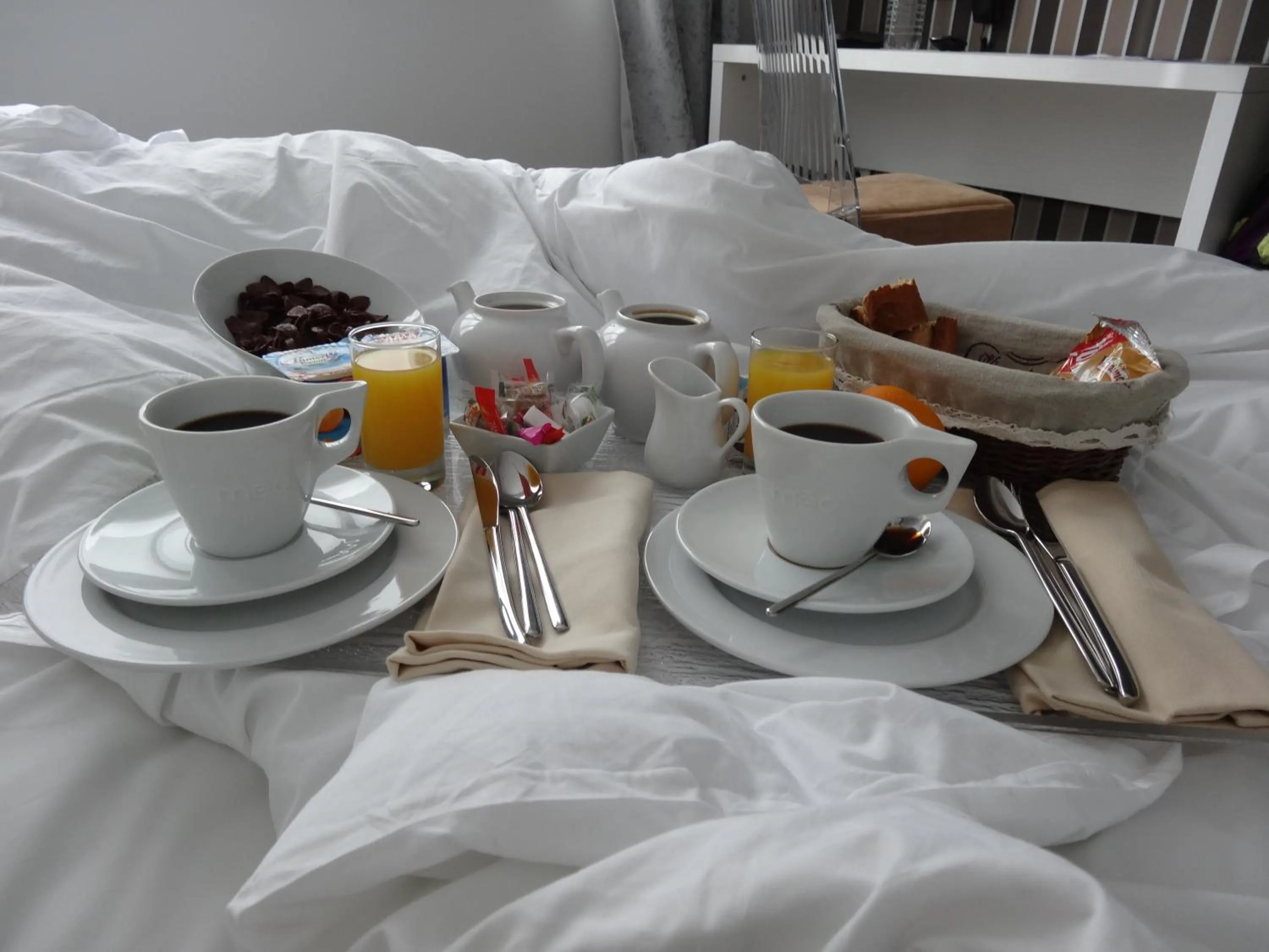 Breakfast, Bed in Hôtel de la Paix