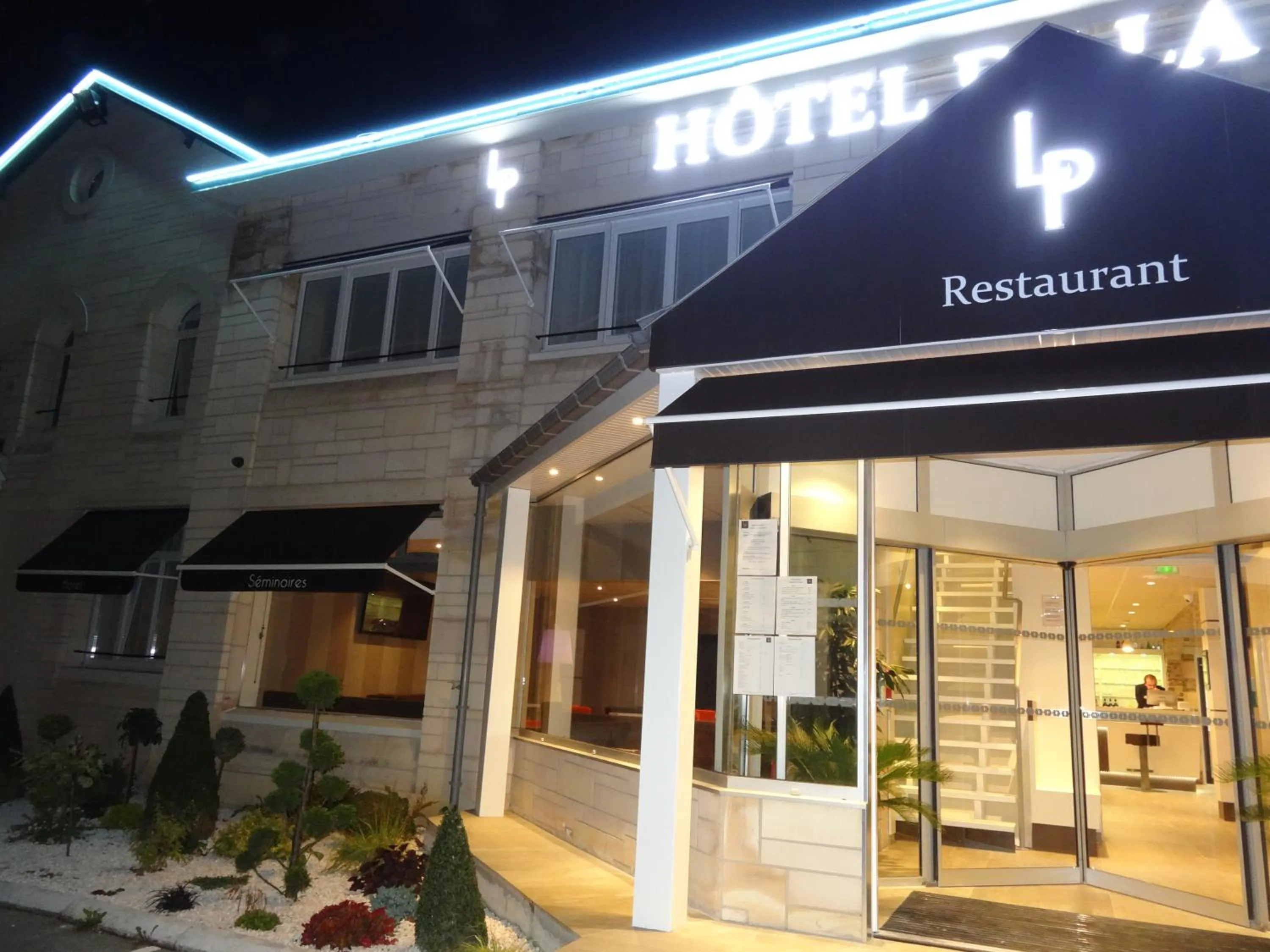 Facade/entrance in Hôtel de la Paix