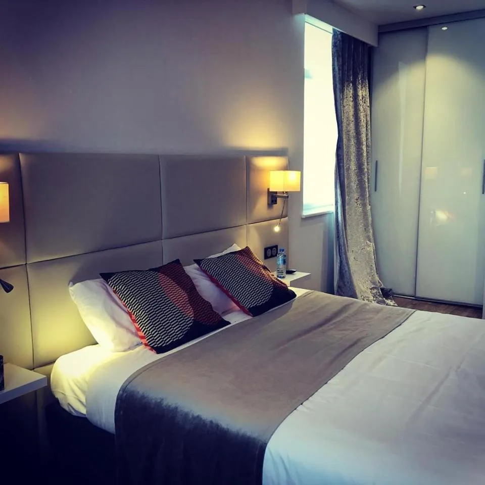 Bed in Hôtel de la Paix