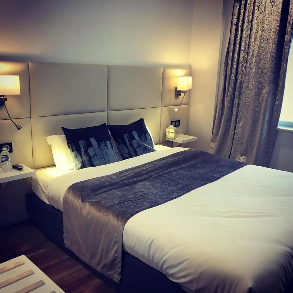 Bed in Hôtel de la Paix