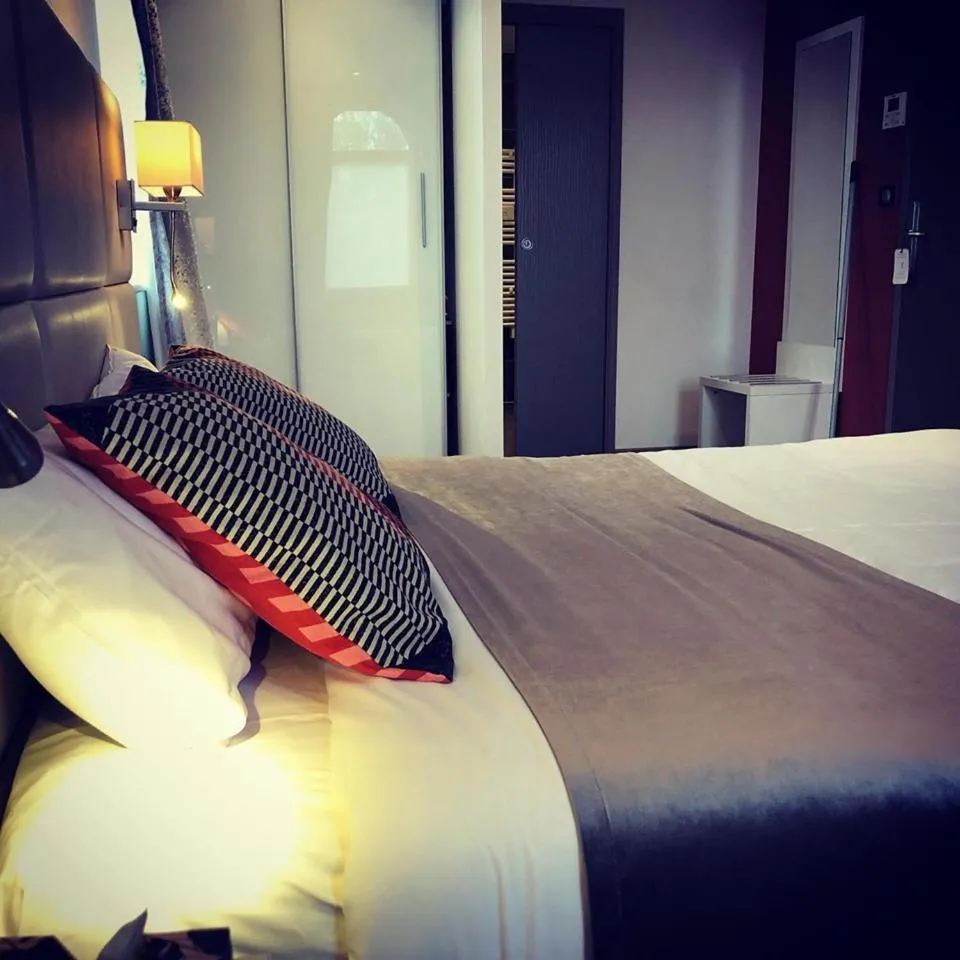 Bed in Hôtel de la Paix