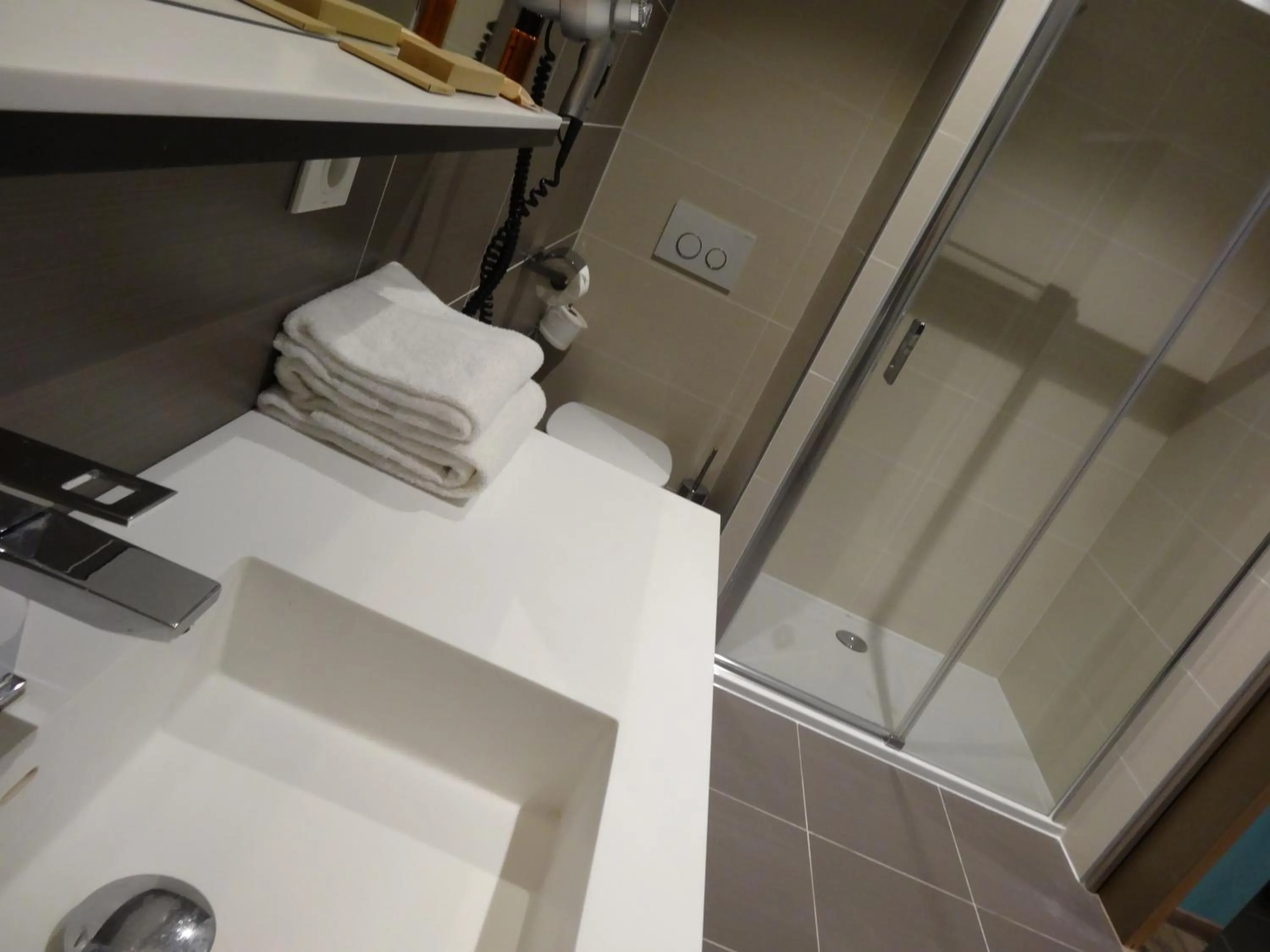 Shower in Hôtel de la Paix