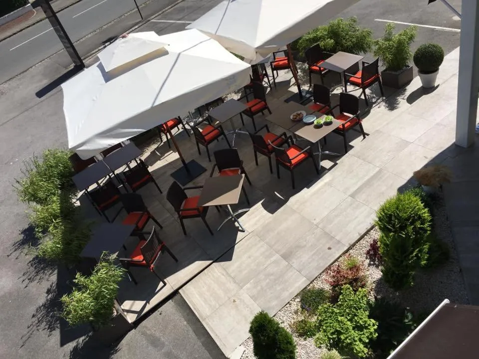 Patio in Hôtel de la Paix
