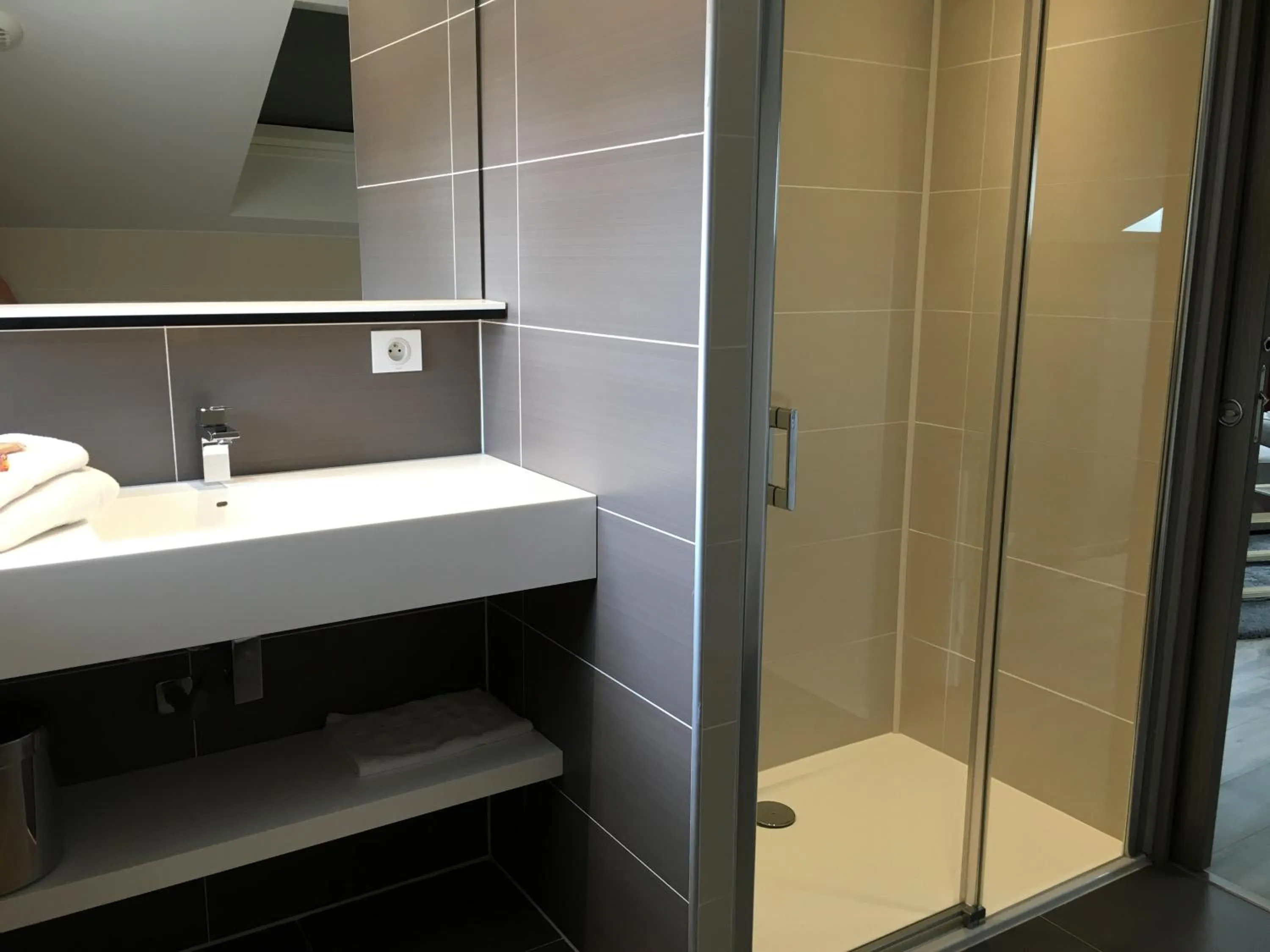 Shower in Hôtel de la Paix