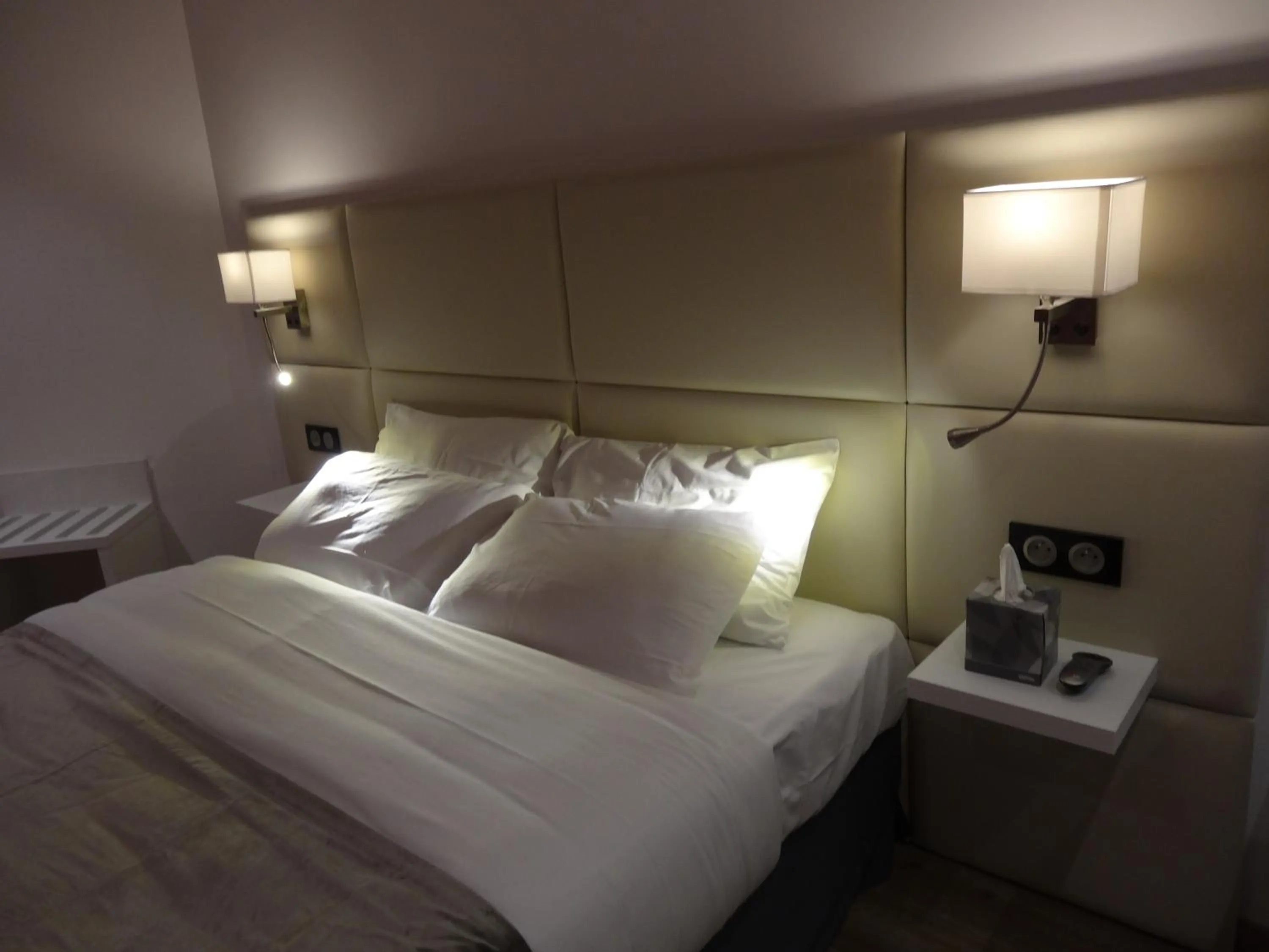 Bedroom, Bed in Hôtel de la Paix