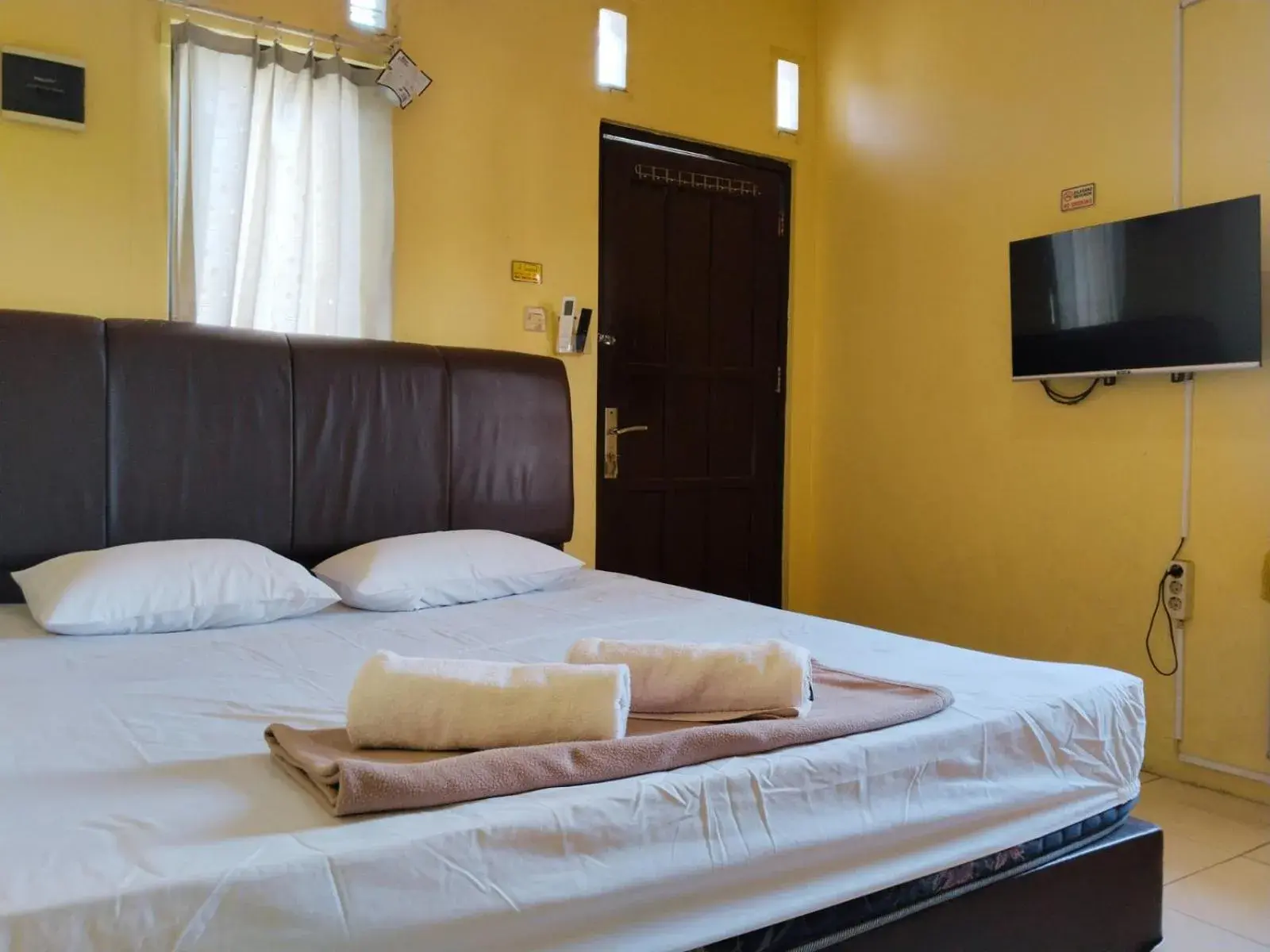 Double Room in Risqia Homestay Syariah by Cocotel Double Room in Risqia Homestay Syariah by Cocotel