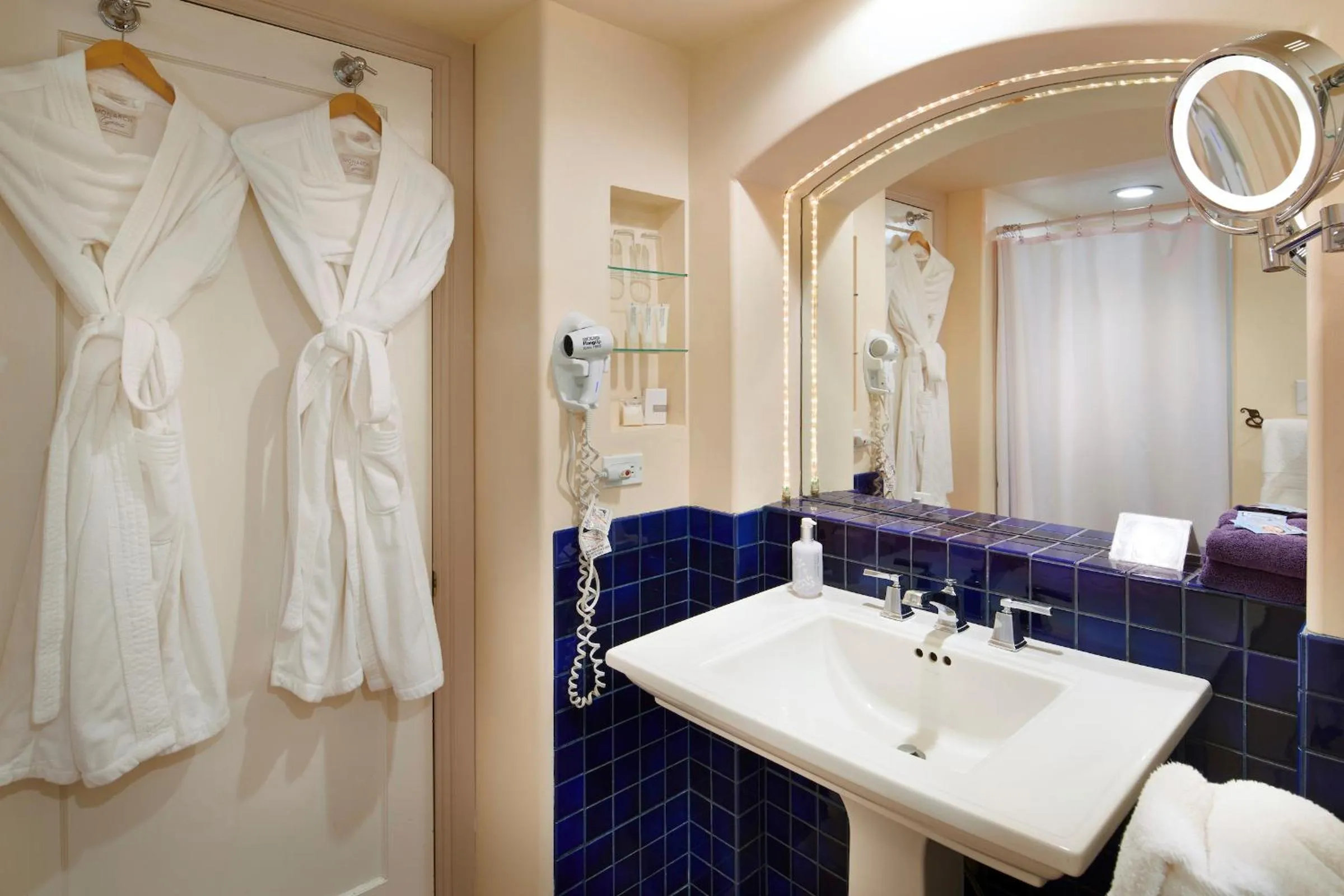 Bathroom in Cottage Inn & Spa