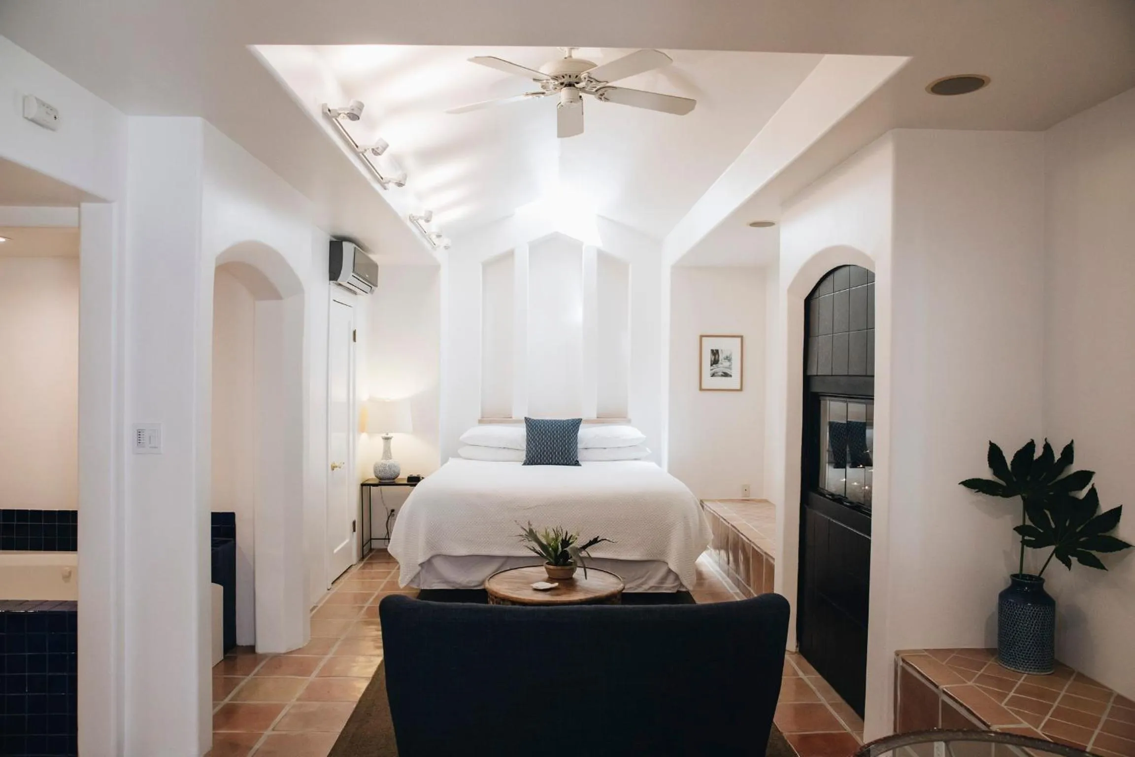 Bathroom, Bed in Cottage Inn & Spa