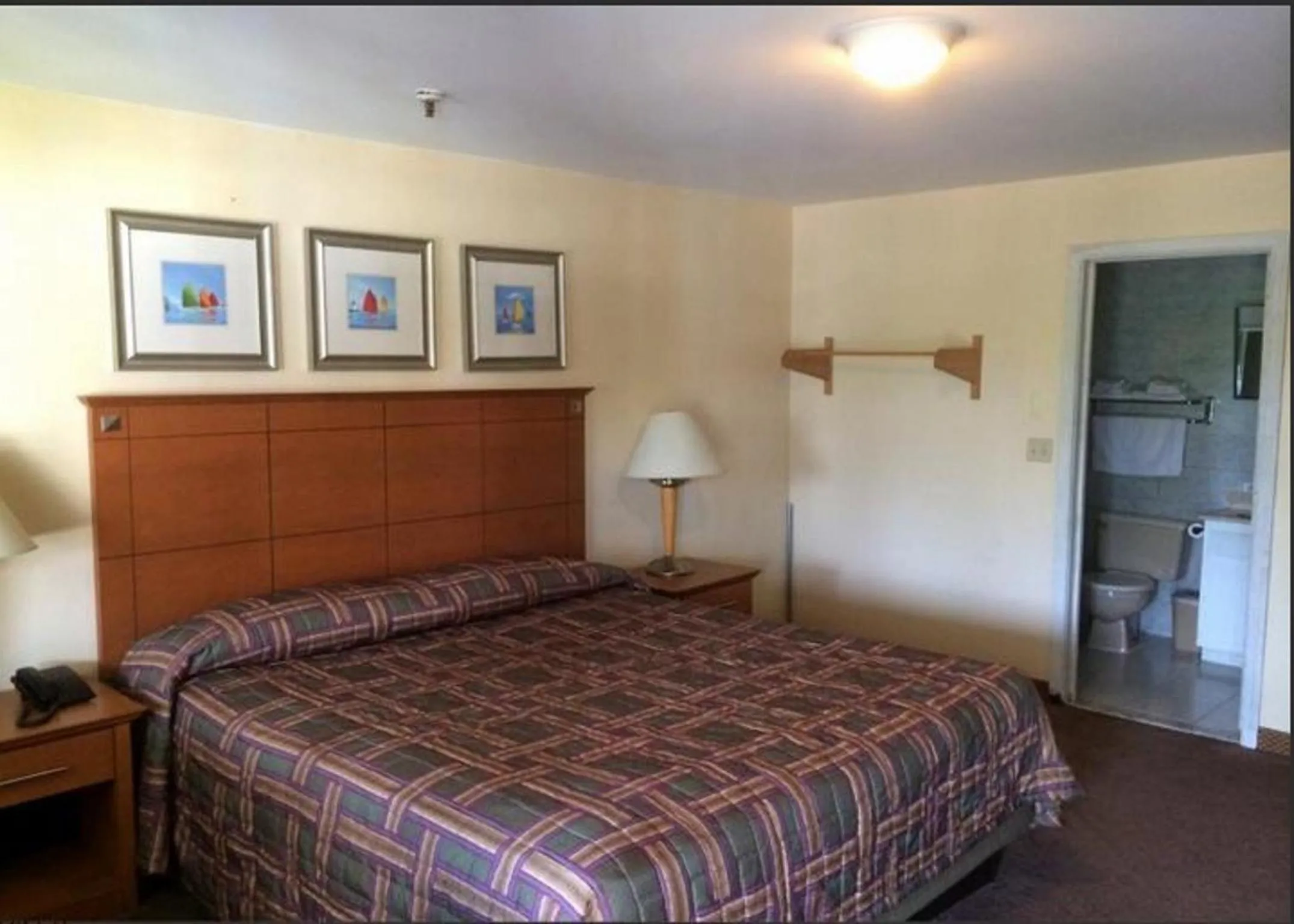 Photo of the whole room, Bed in Branford Motel