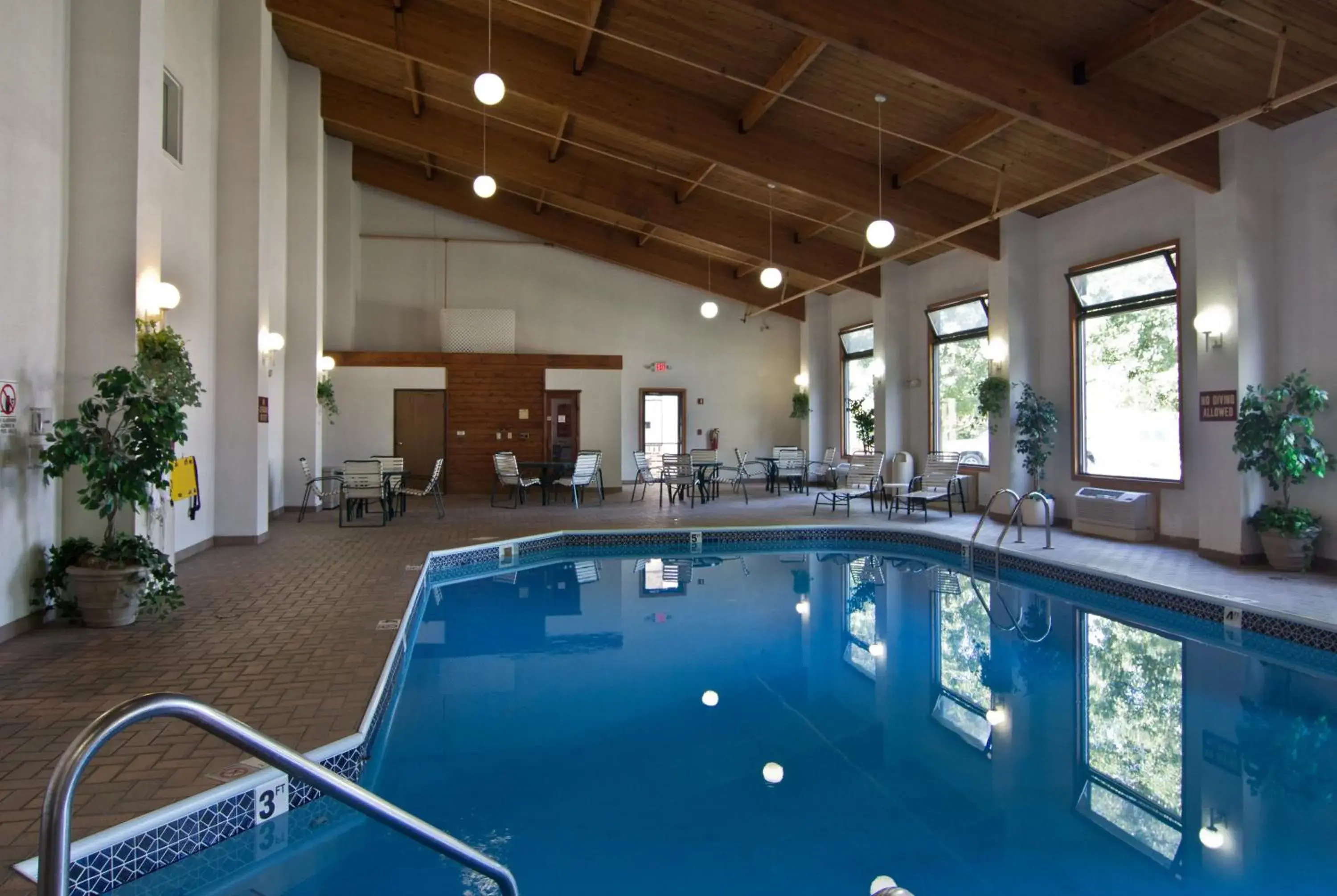 Swimming pool in Schoenbrunn Inn Swimming pool in Schoenbrunn Inn