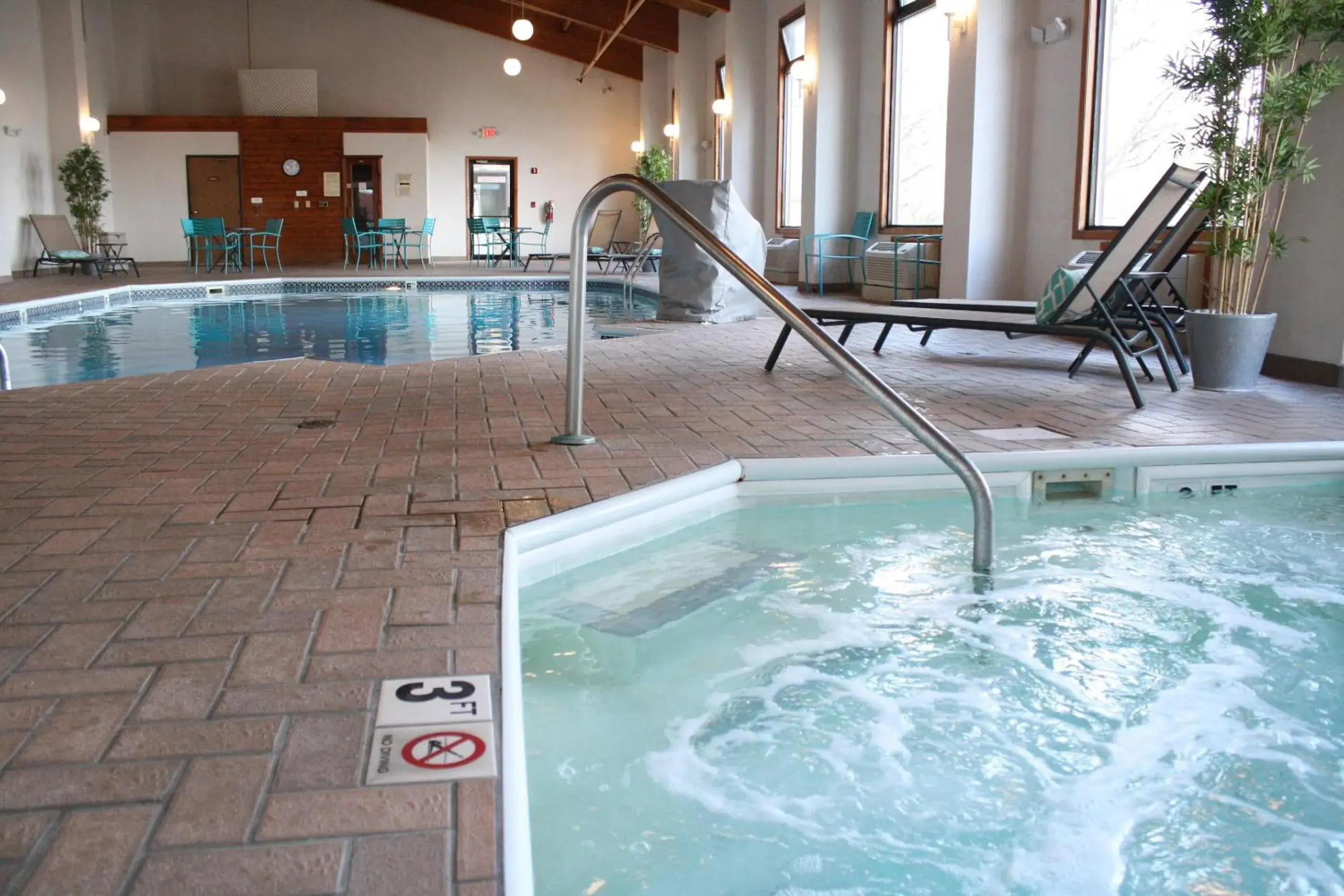 Swimming pool in Schoenbrunn Inn Swimming pool in Schoenbrunn Inn