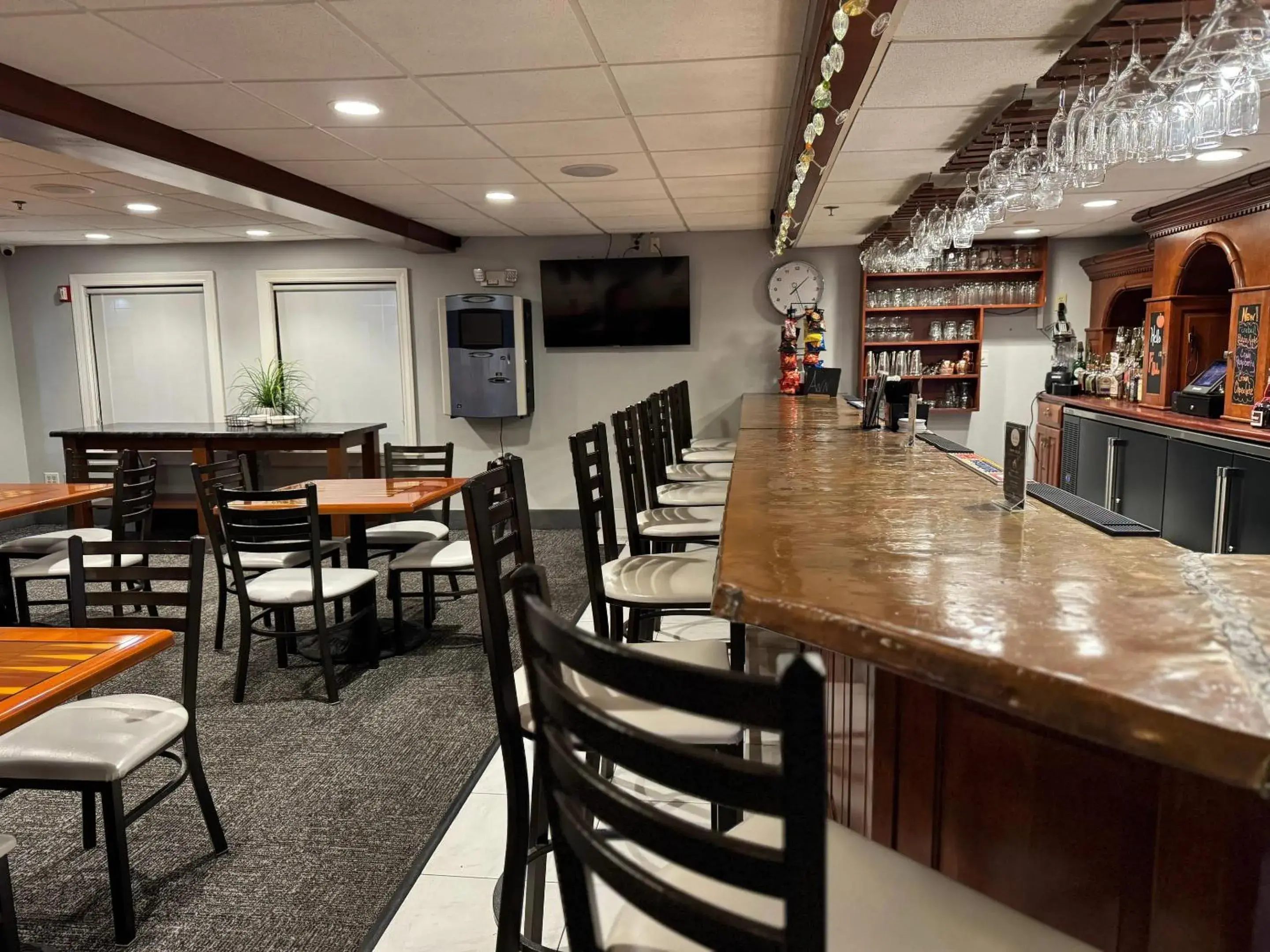 Lounge or bar in Schoenbrunn Inn Lounge or bar in Schoenbrunn Inn