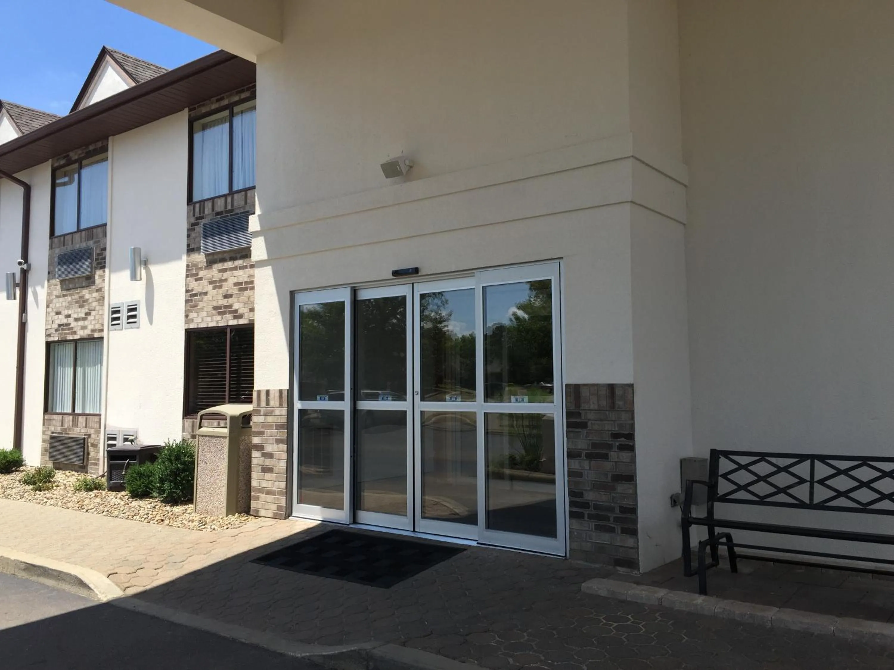 Facade/entrance in Schoenbrunn Inn