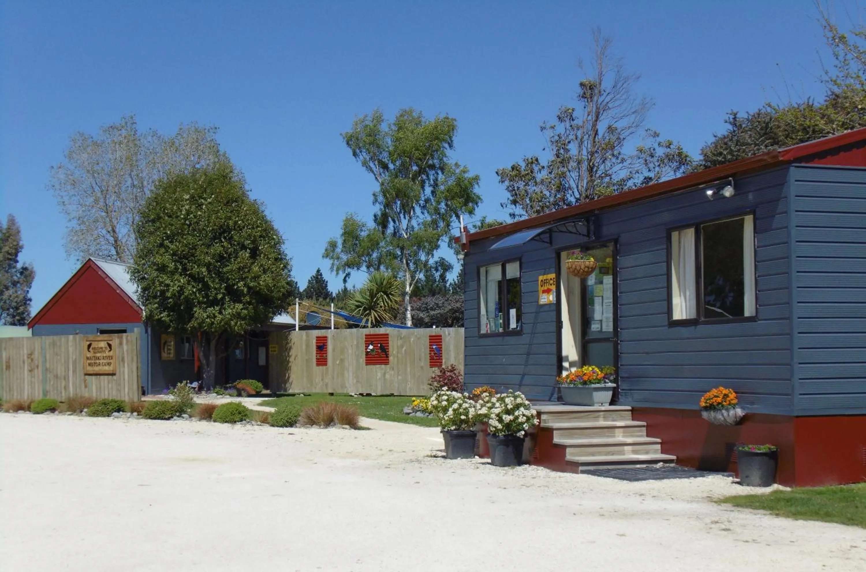 Communal lounge/ TV room in Glenavys Waitaki River Motor Camp