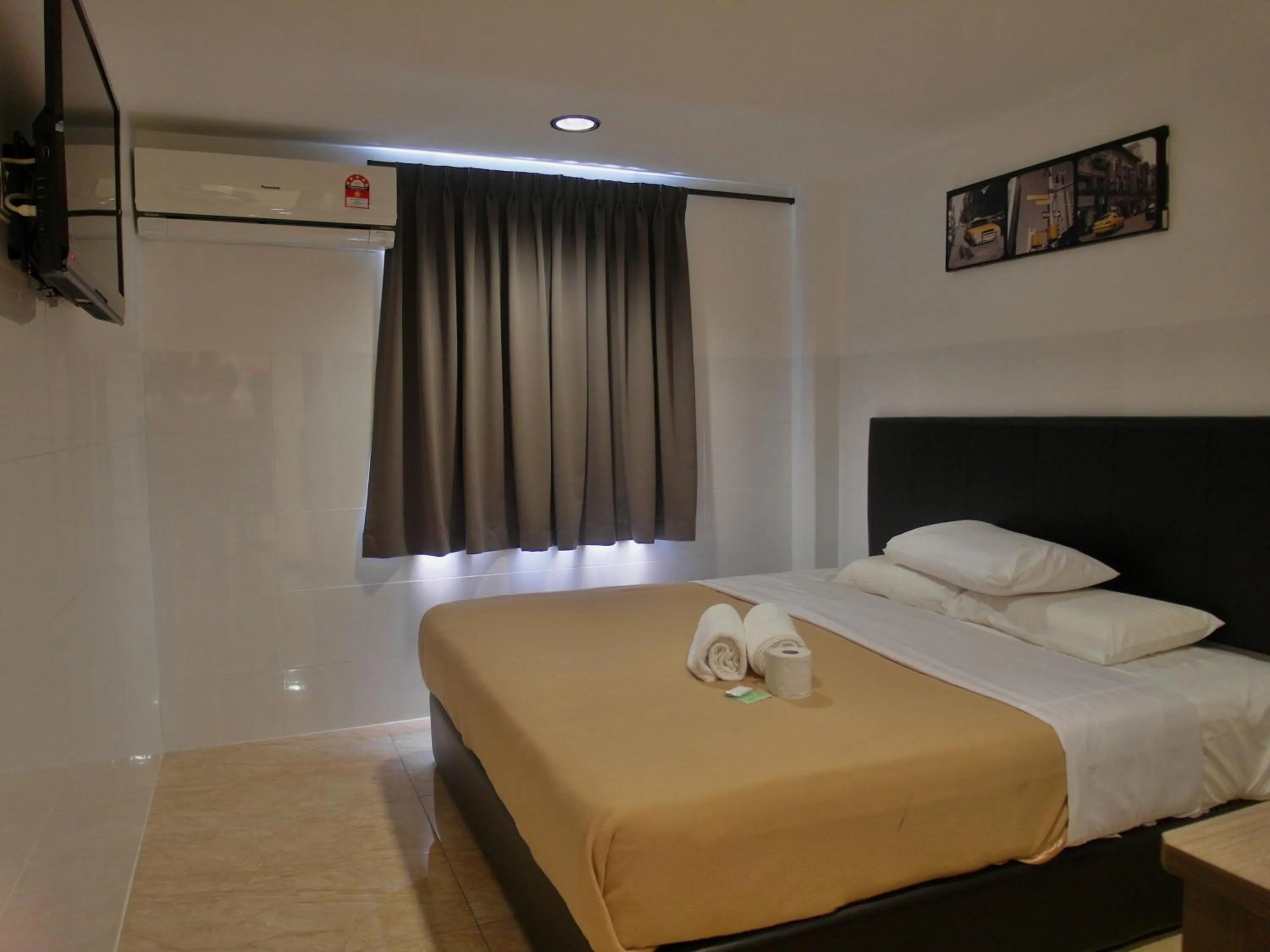 Bedroom, Bed in Comfort Two Hotel