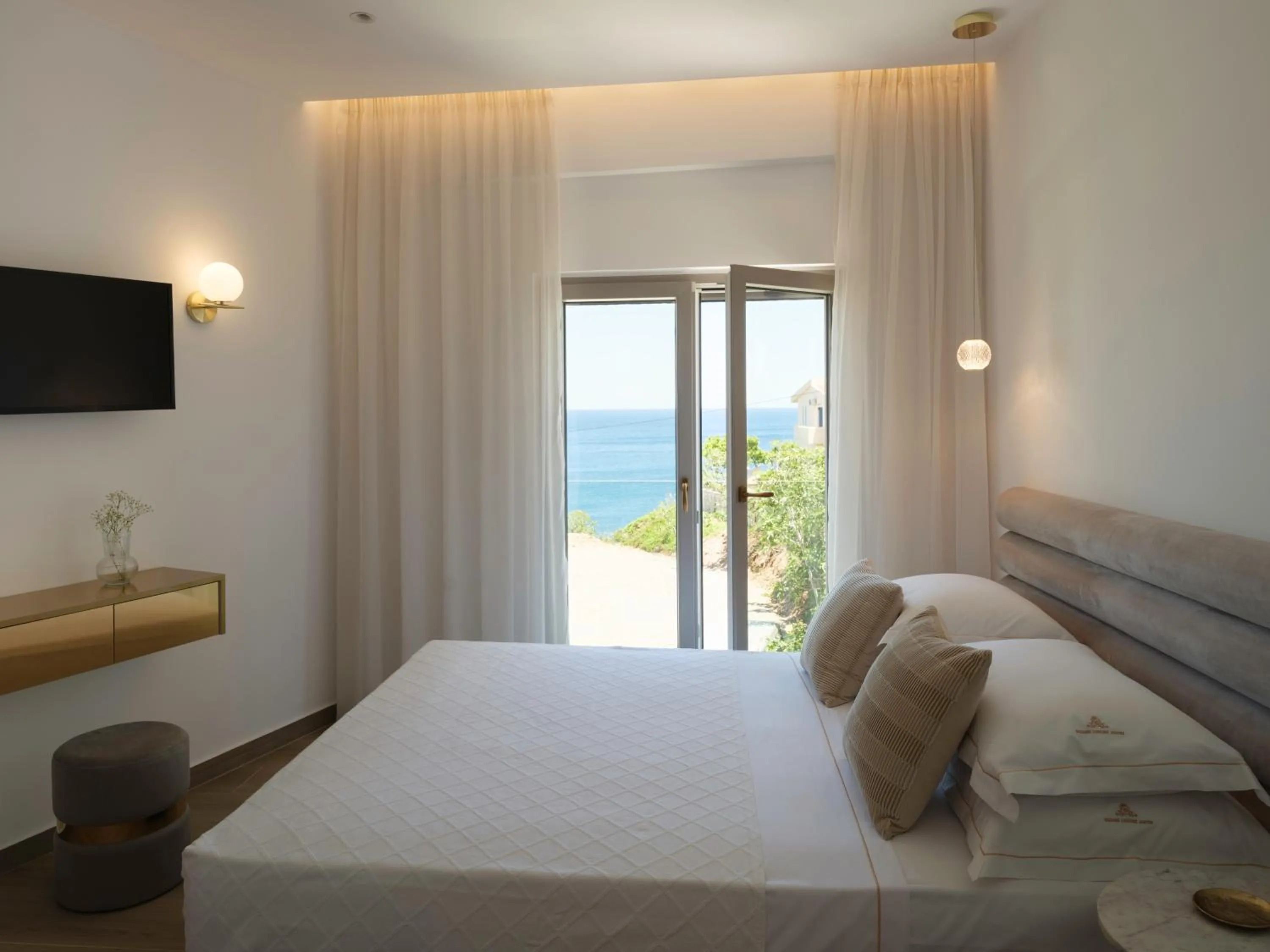 Bed in Golden Luxury Suites