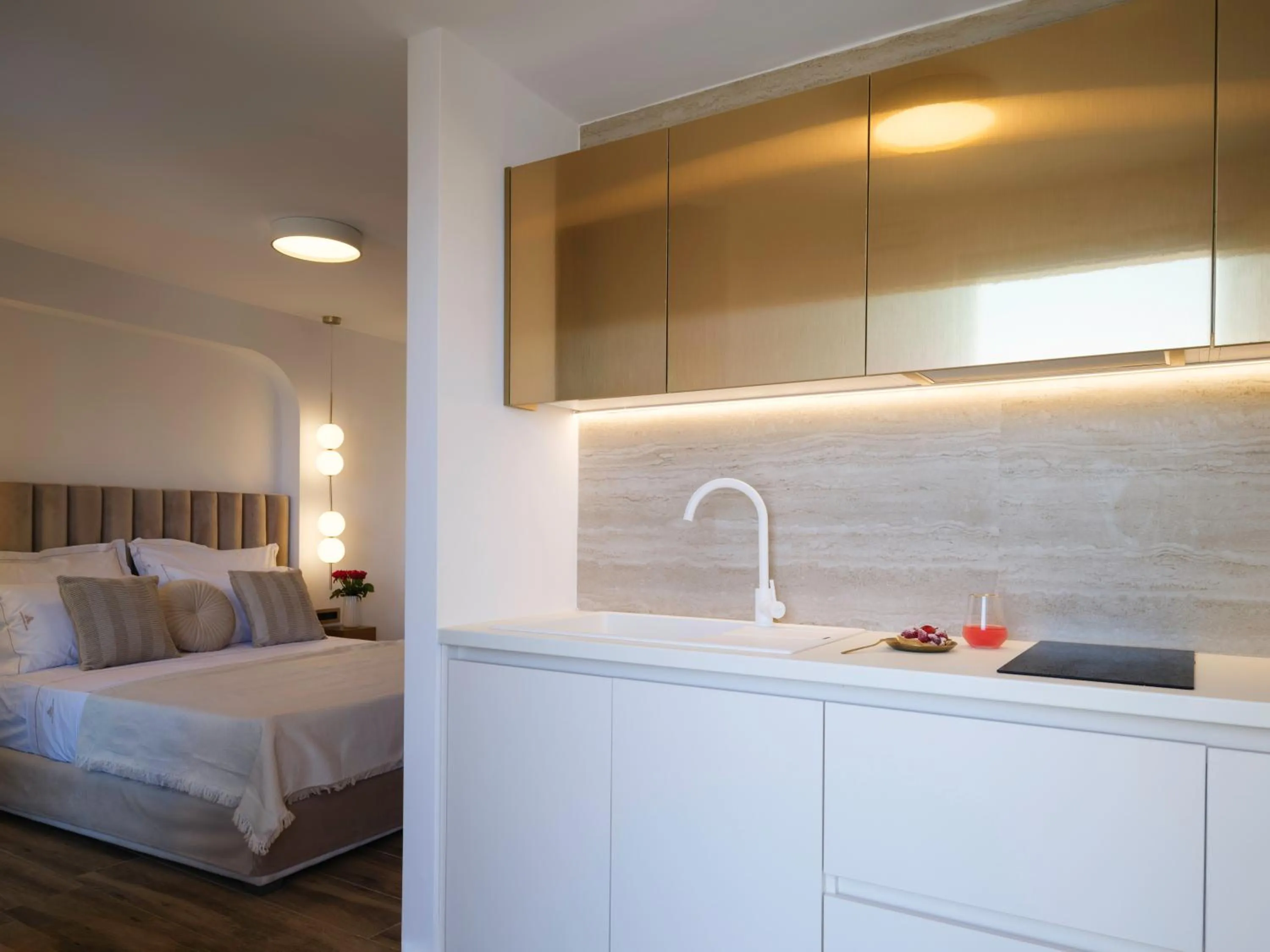 Coffee/tea facilities, Bed in Golden Luxury Suites