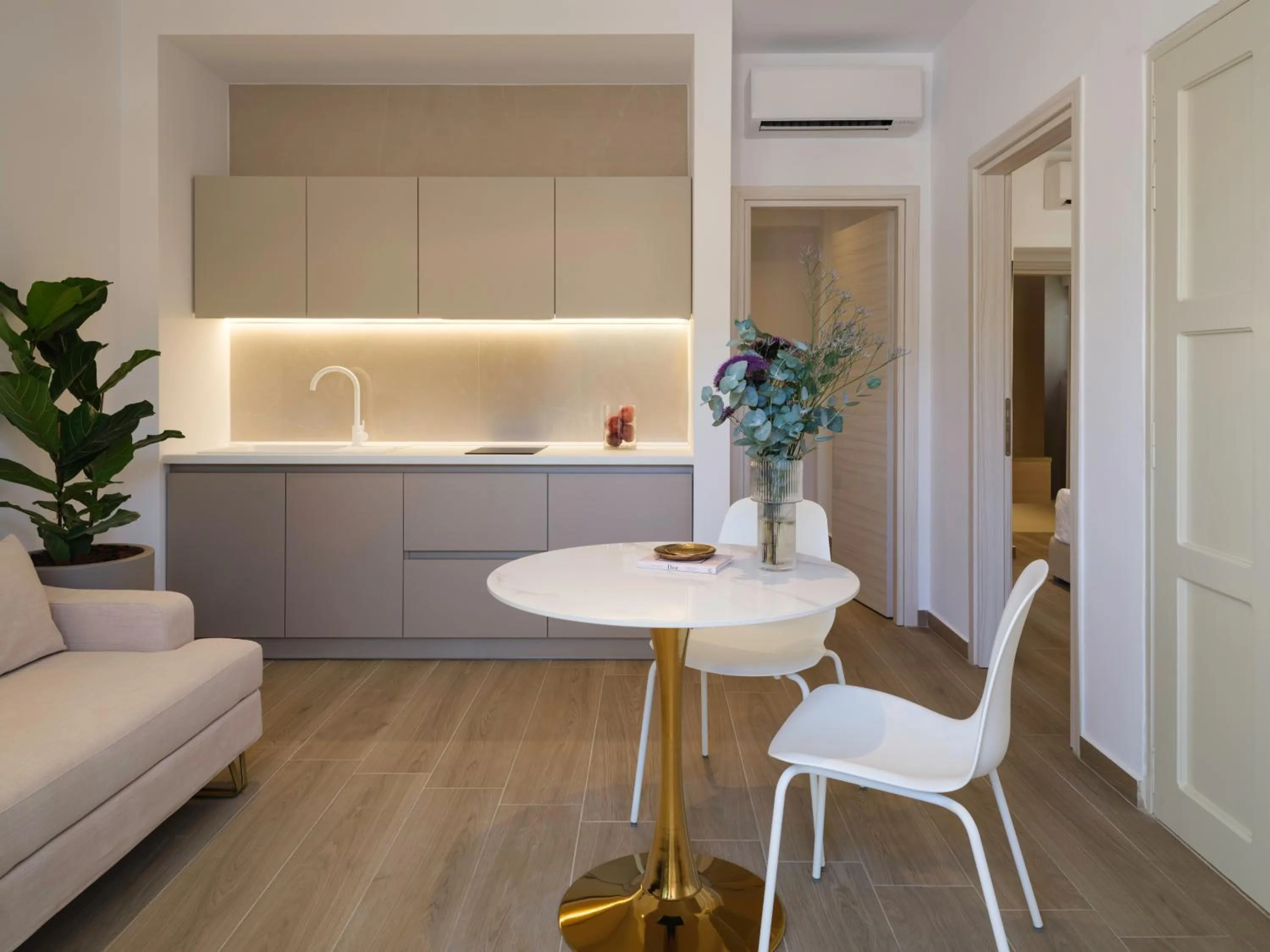 Coffee/tea facilities in Golden Luxury Suites