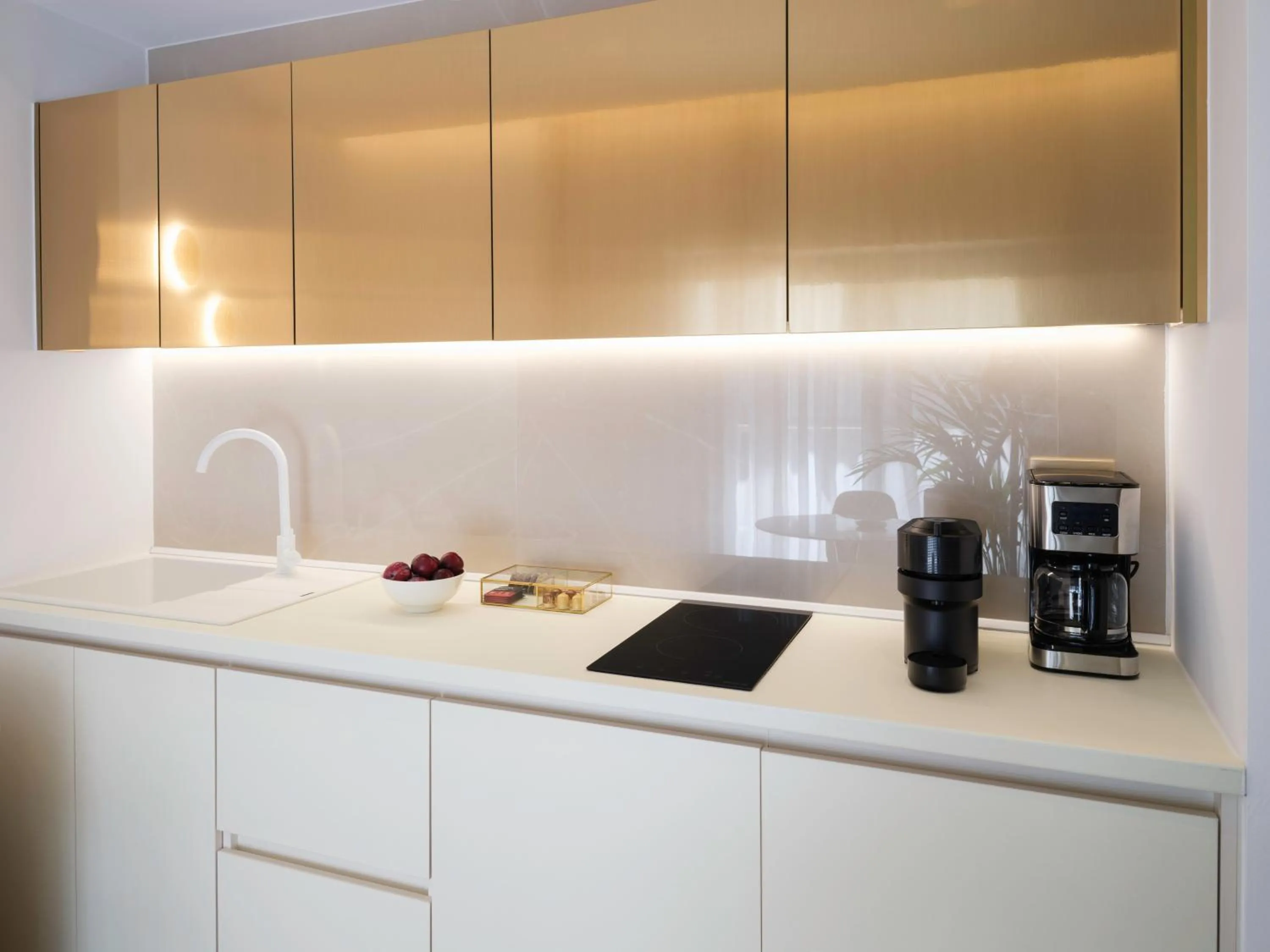 Coffee/tea facilities in Golden Luxury Suites