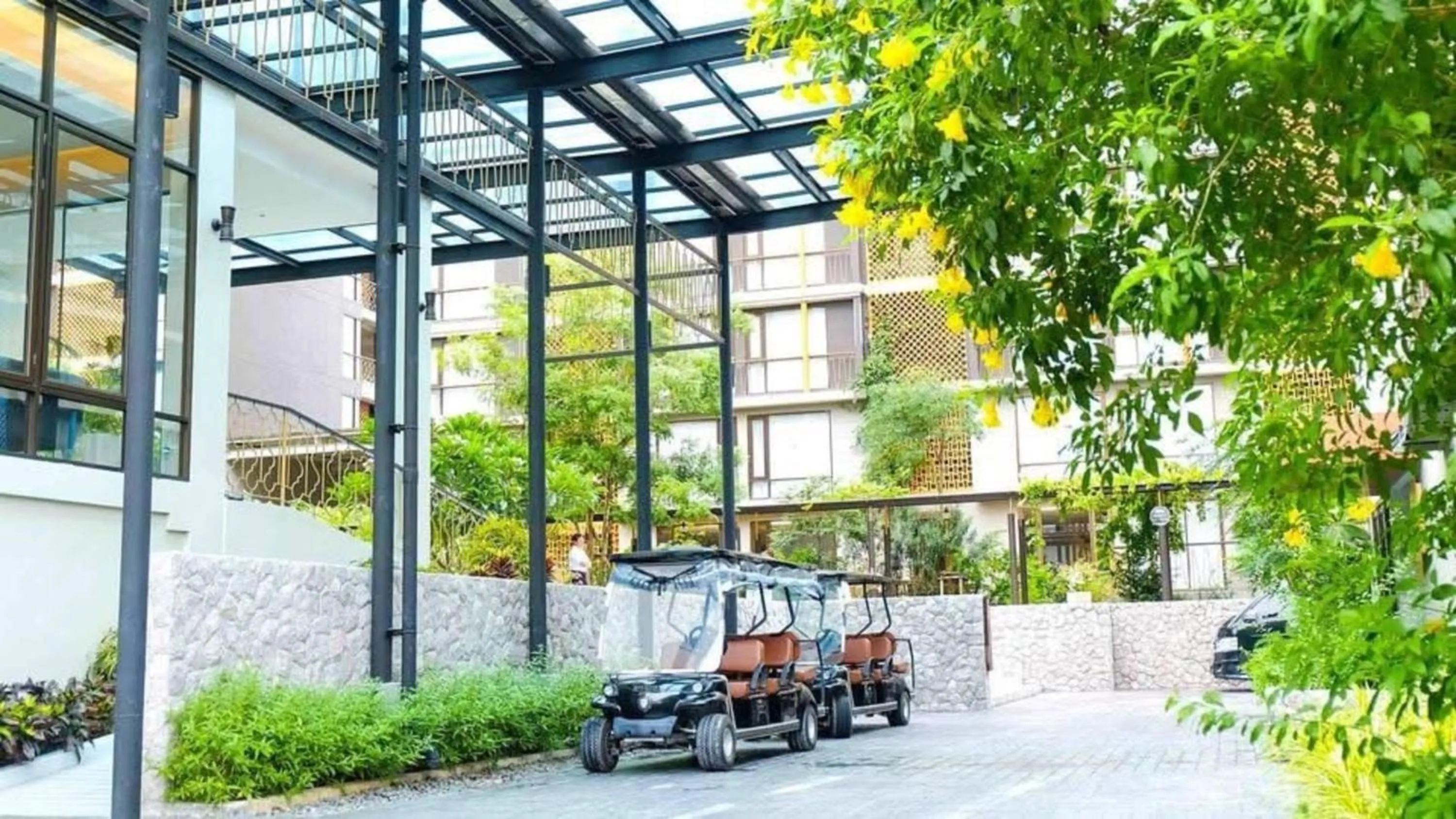 shuttle in Balcony Courtyard Sriracha Hotel & Serviced Apartments