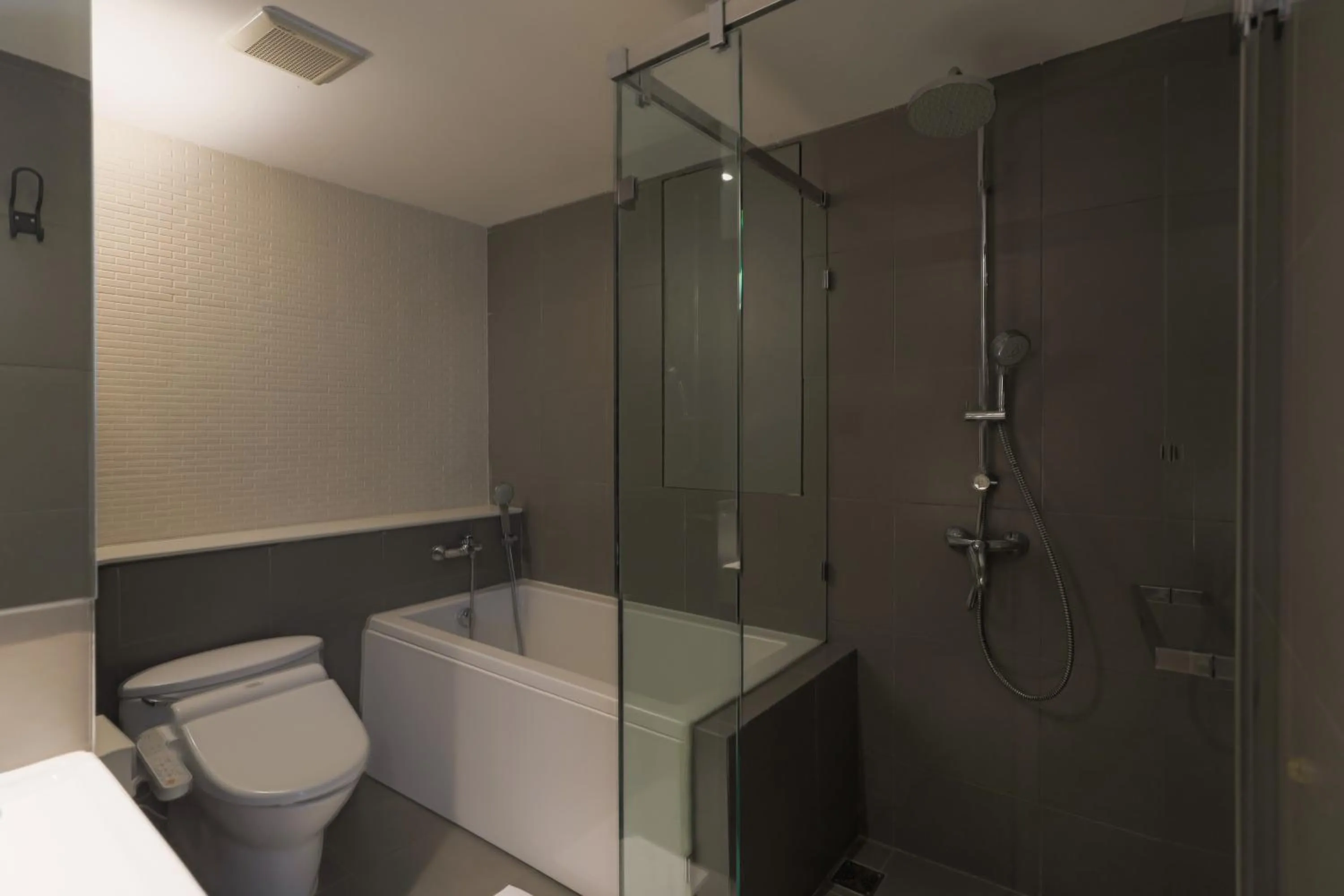 Shower in Balcony Courtyard Sriracha Hotel & Serviced Apartments