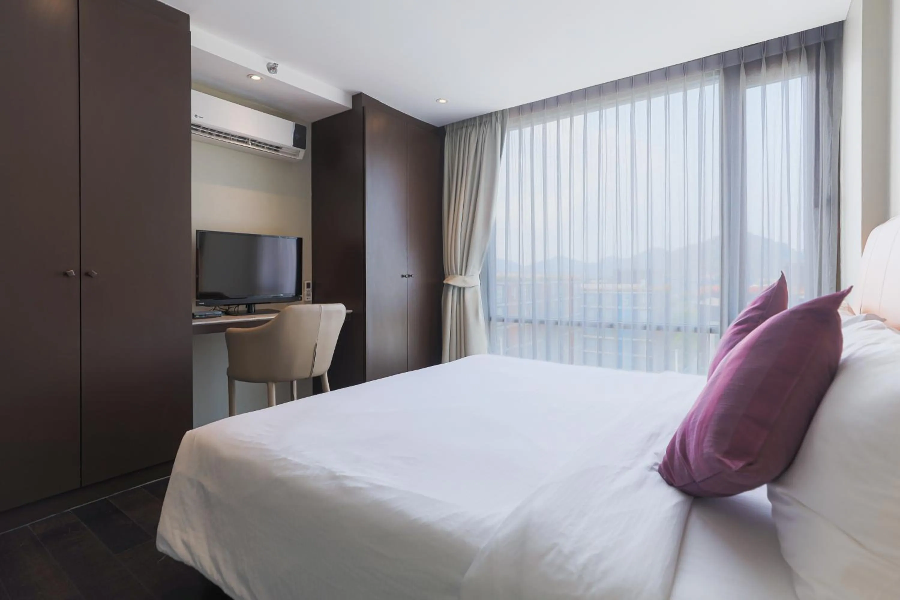 Bed in Balcony Courtyard Sriracha Hotel & Serviced Apartments