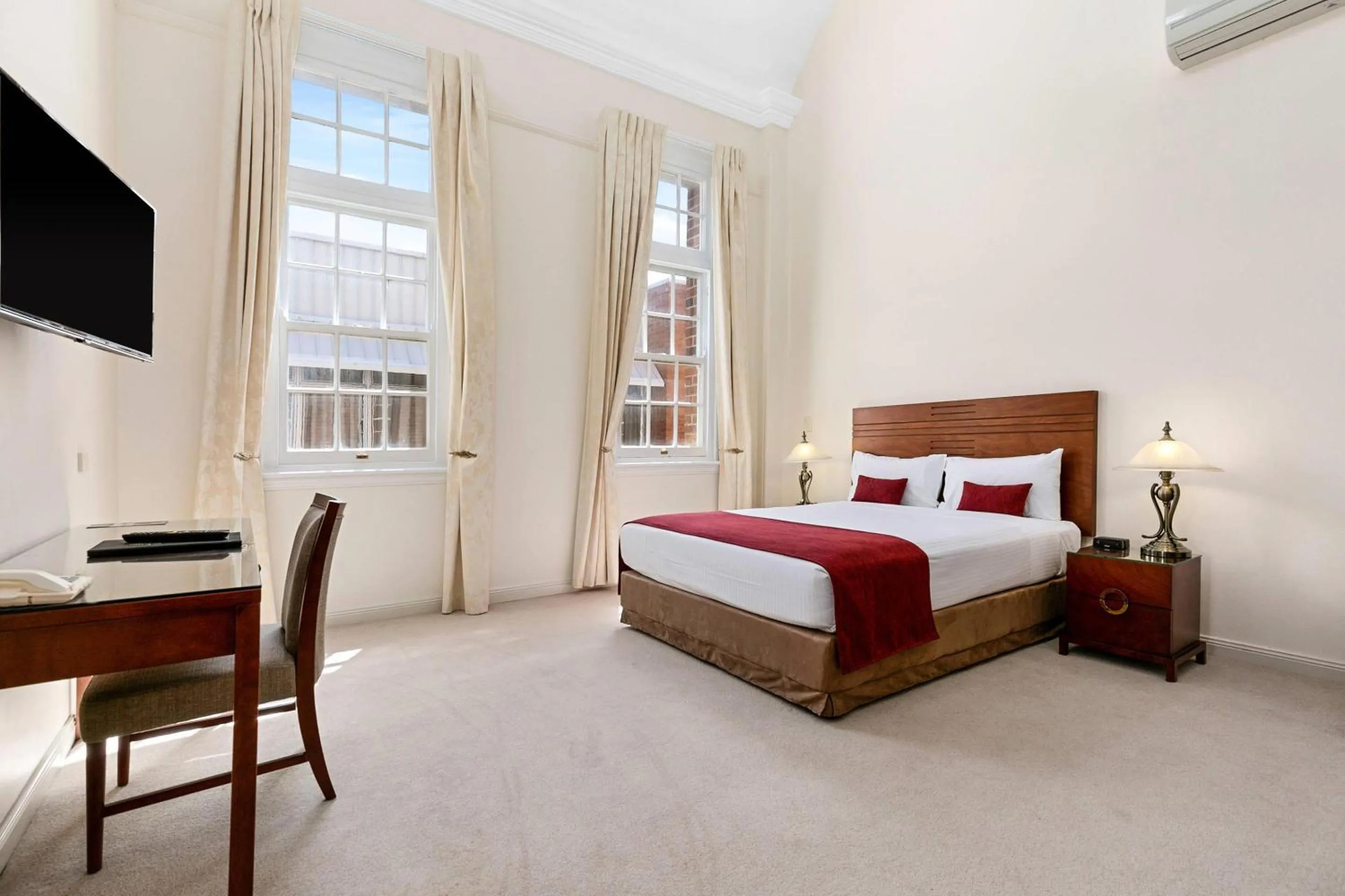 Bedroom, Bed in Quality Hotel Regent Rockhampton