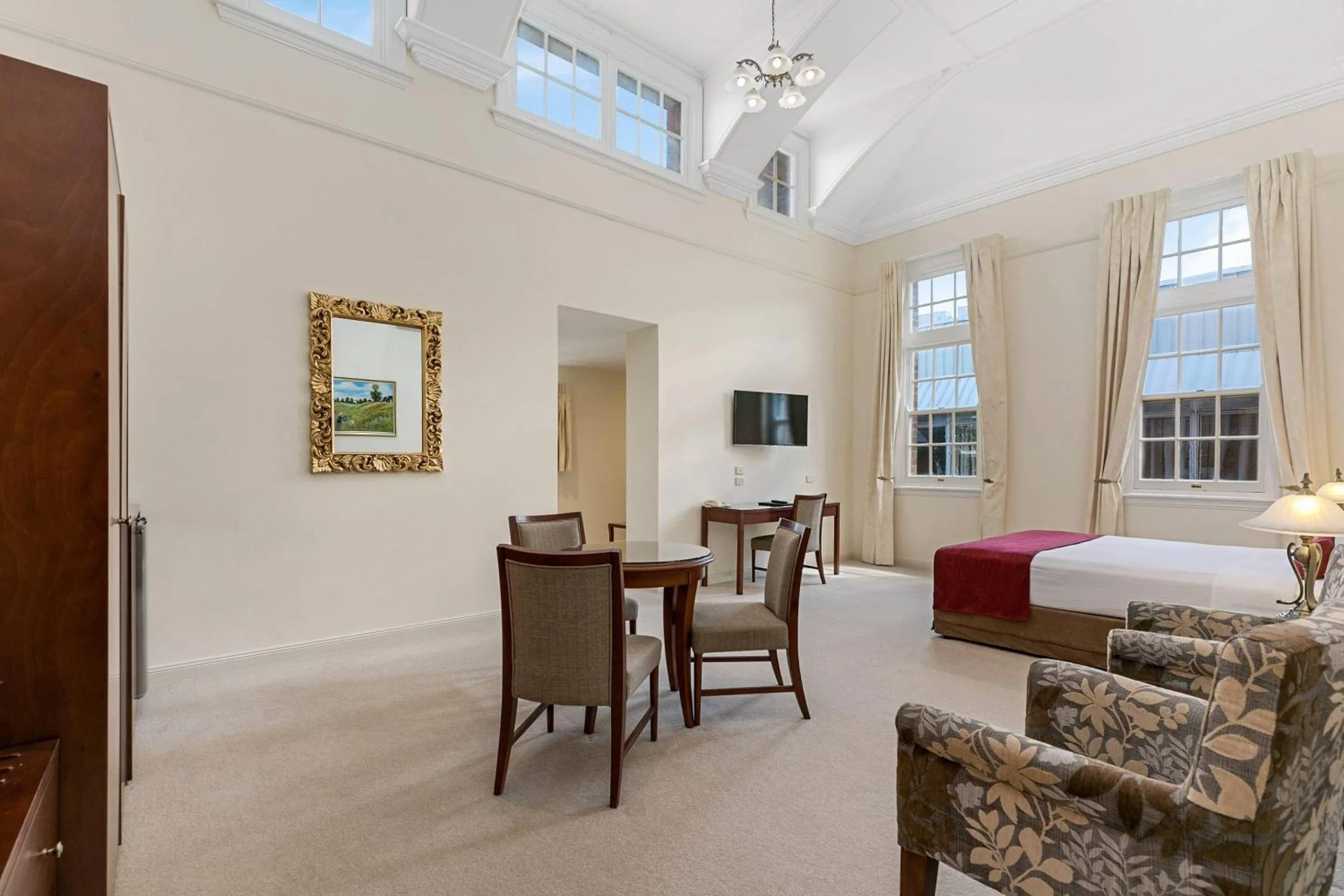 Bedroom, Bed in Quality Hotel Regent Rockhampton